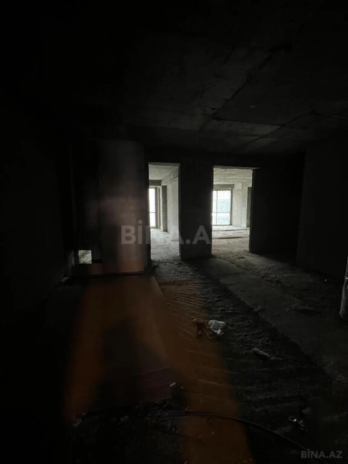 Satılır 4 otaqlı mənzil 240 m²