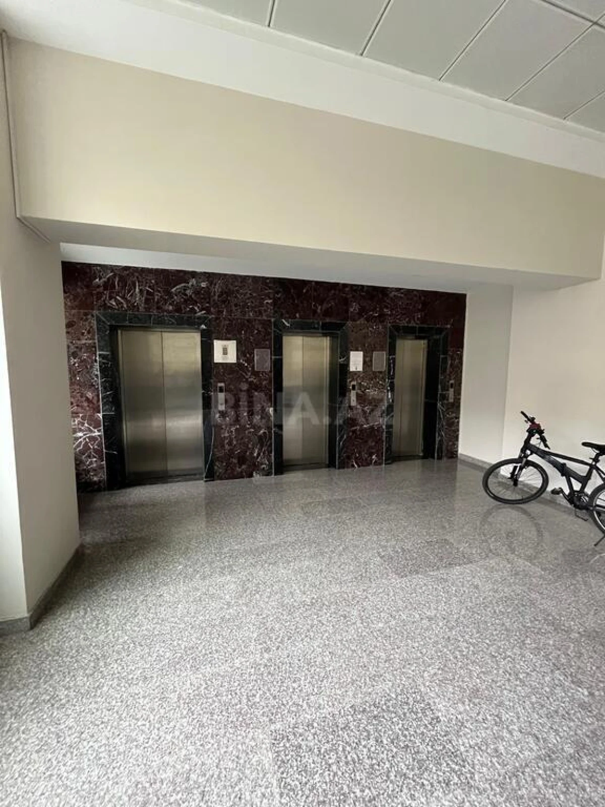 Satılır 4 otaqlı mənzil 240 m²