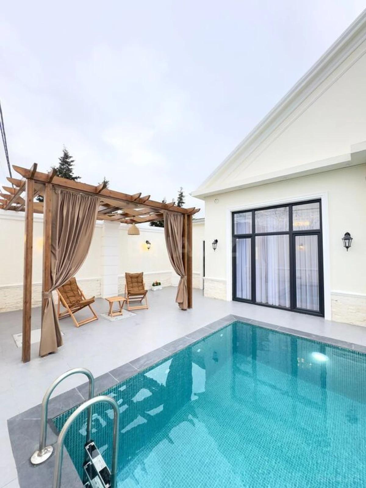 Satılır 5 otaqlı həyət evi 280 m²