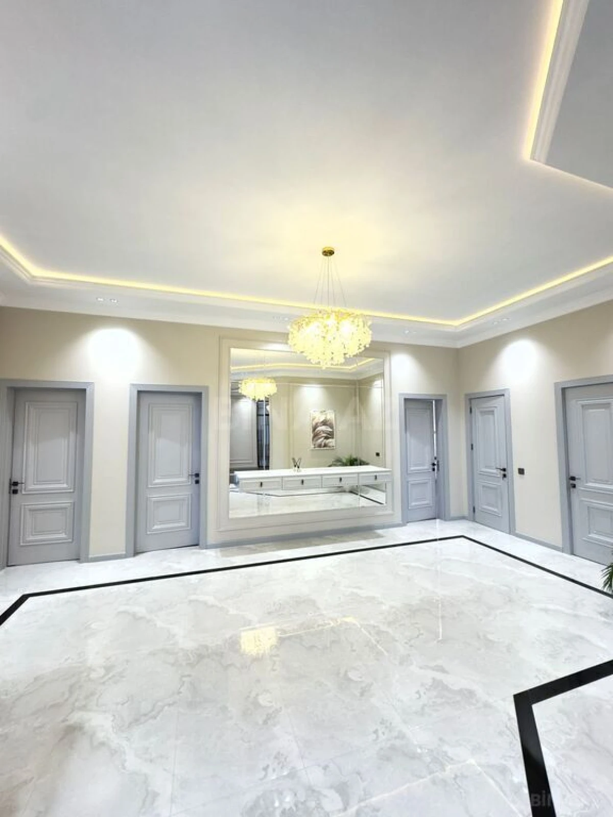 Satılır 5 otaqlı həyət evi 280 m²