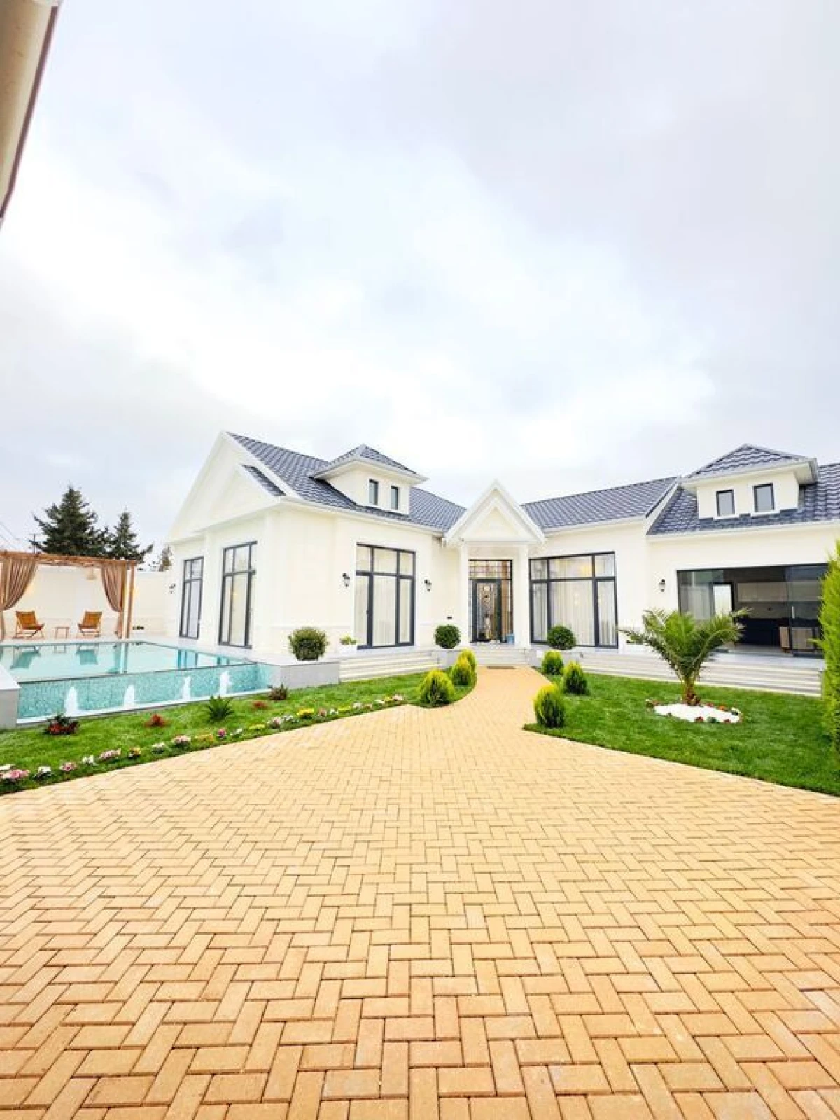 Satılır 5 otaqlı həyət evi 280 m²