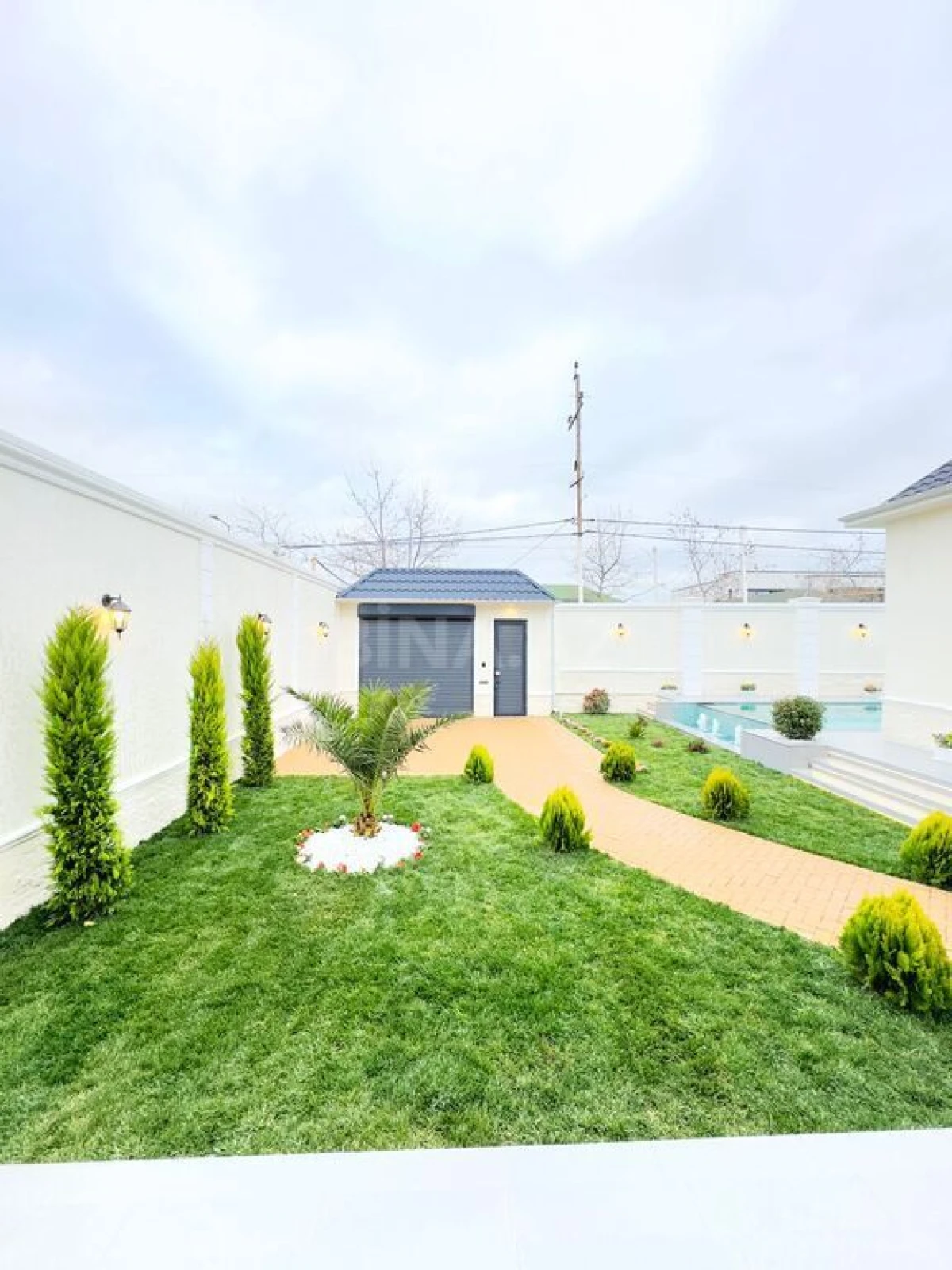 Satılır 5 otaqlı həyət evi 280 m²