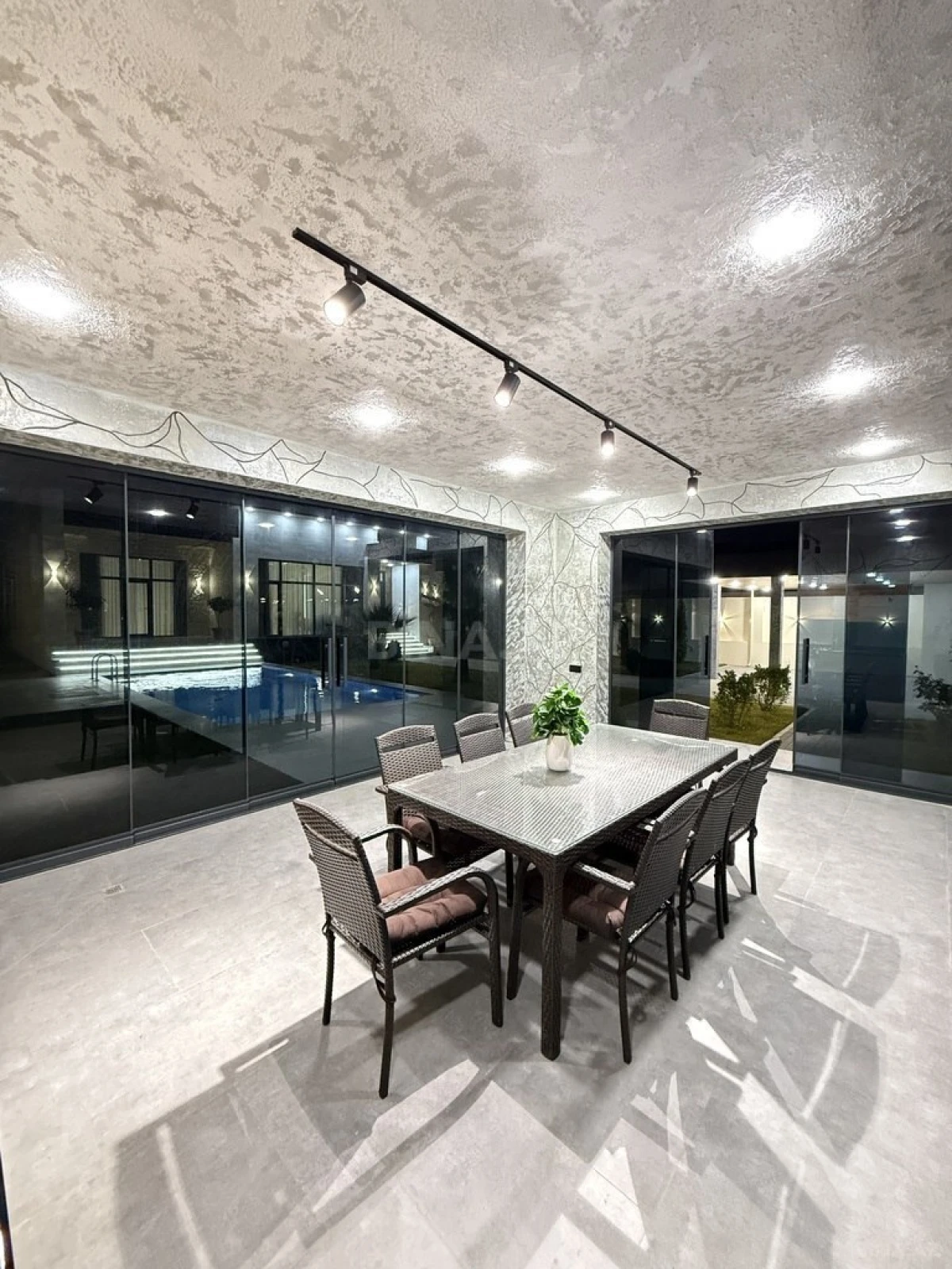 Satılır 5 otaqlı həyət evi 260 m²