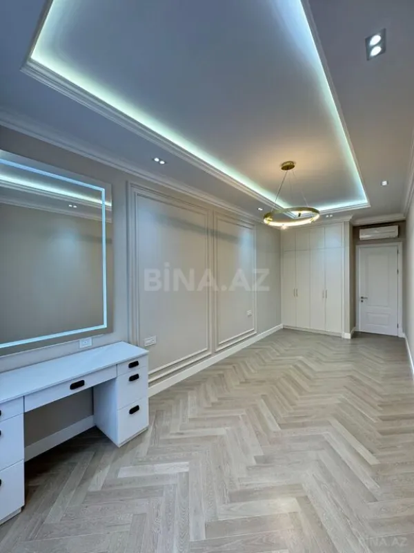 Satılır 4 otaqlı mənzil 205 m²