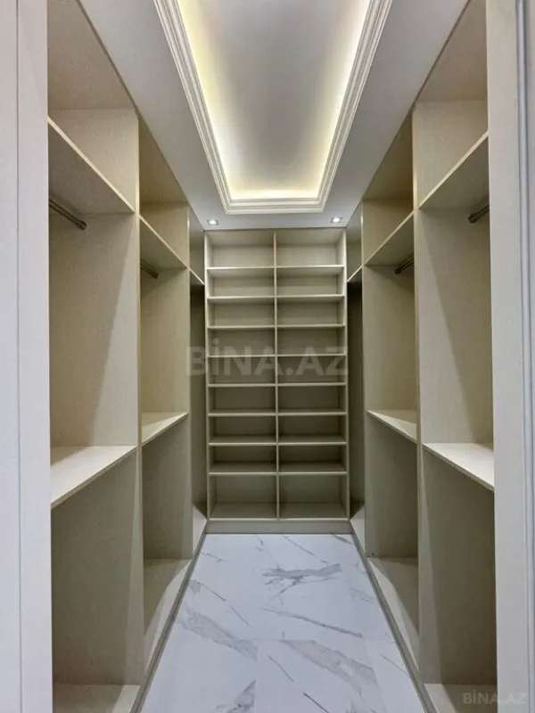 Satılır 4 otaqlı mənzil 205 m²
