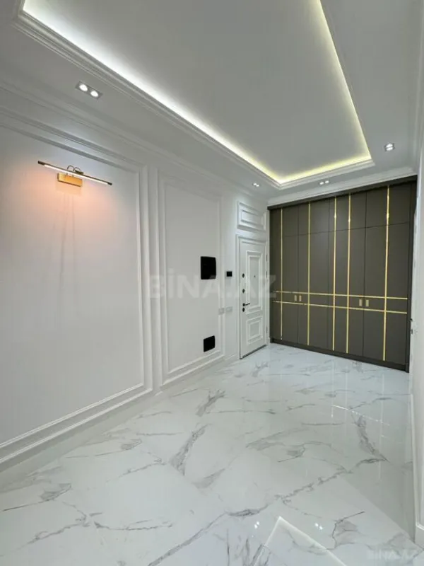 Satılır 4 otaqlı mənzil 205 m²