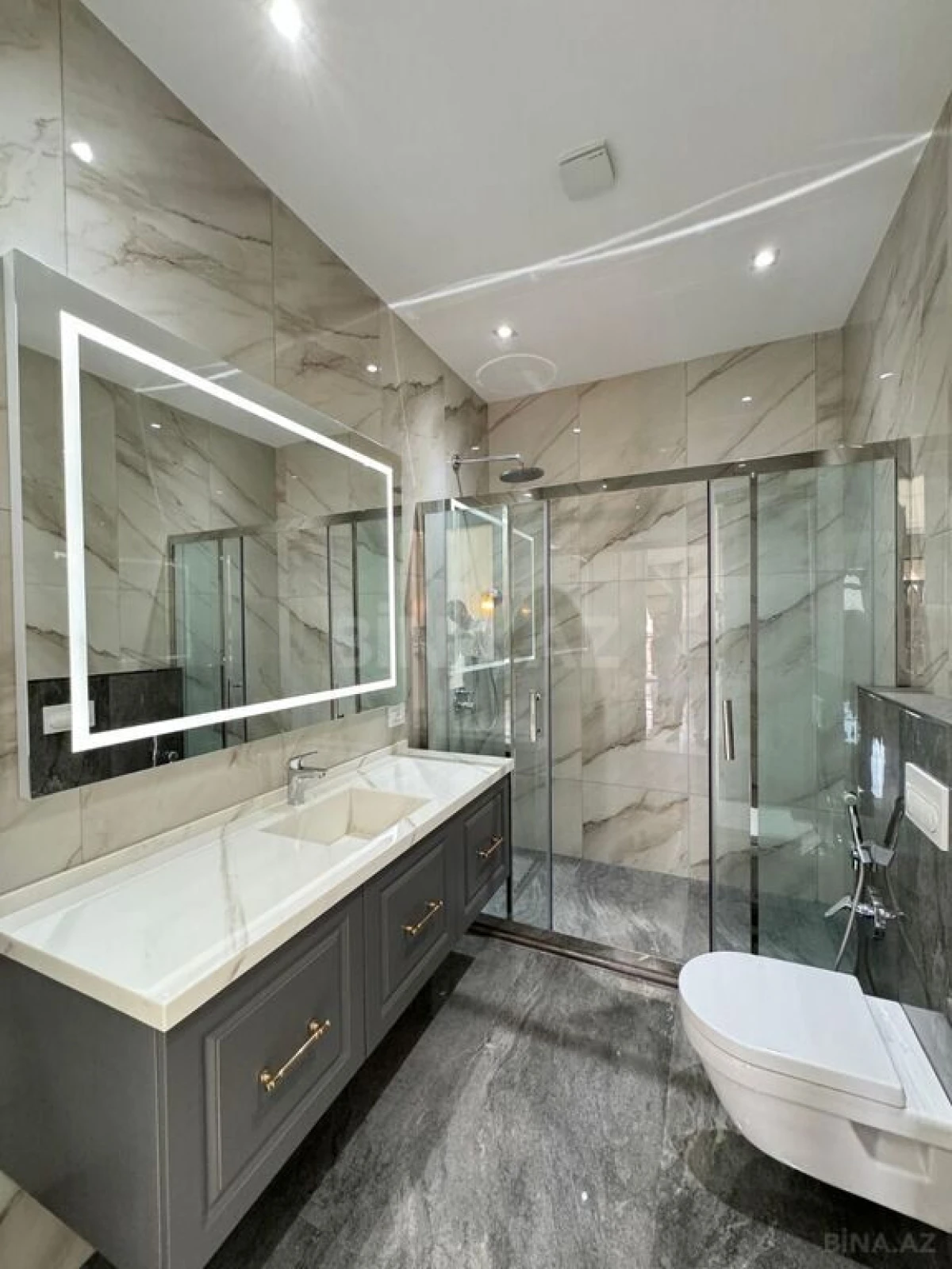 Satılır 4 otaqlı mənzil 205 m²