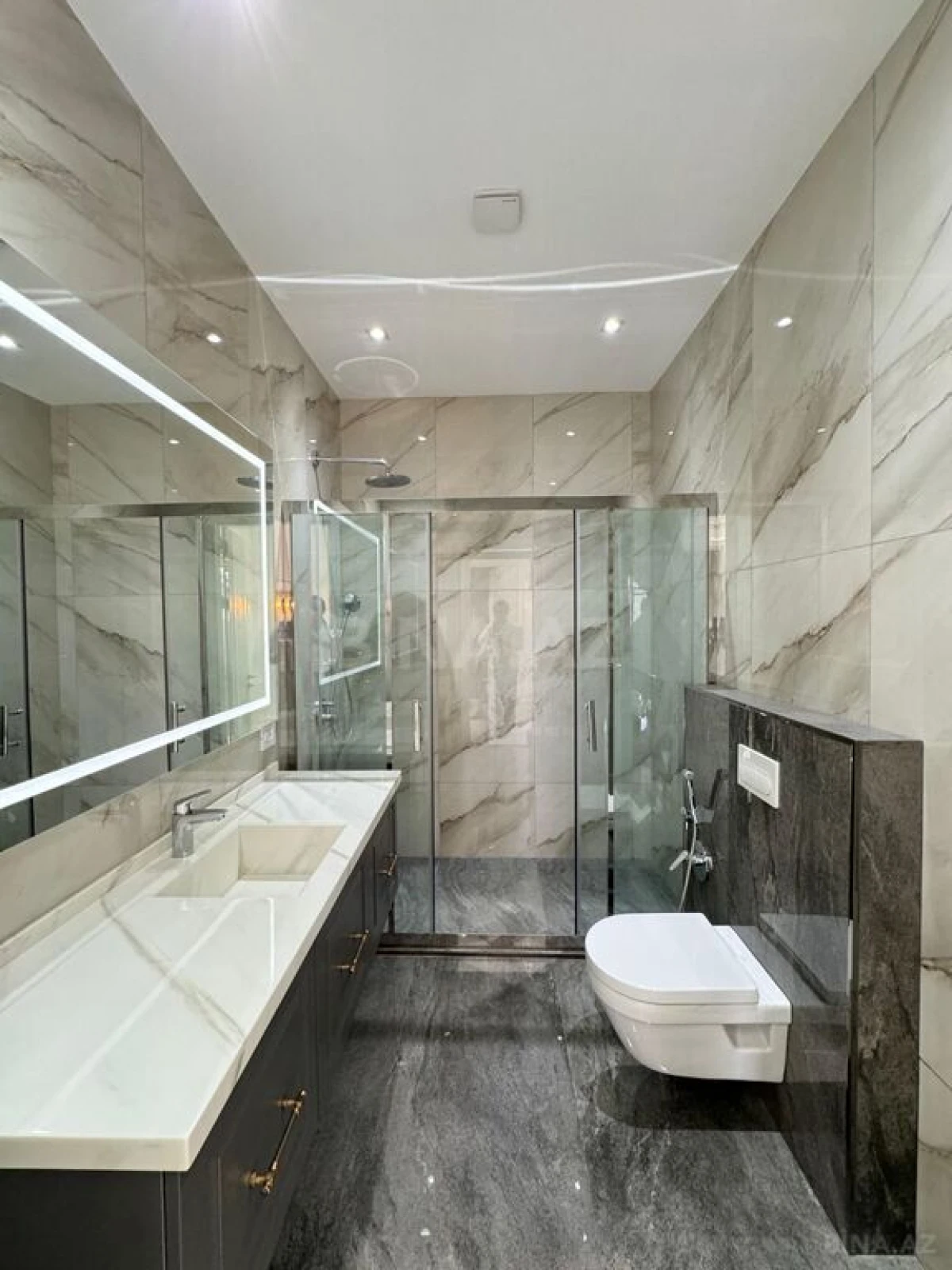 Satılır 4 otaqlı mənzil 205 m²