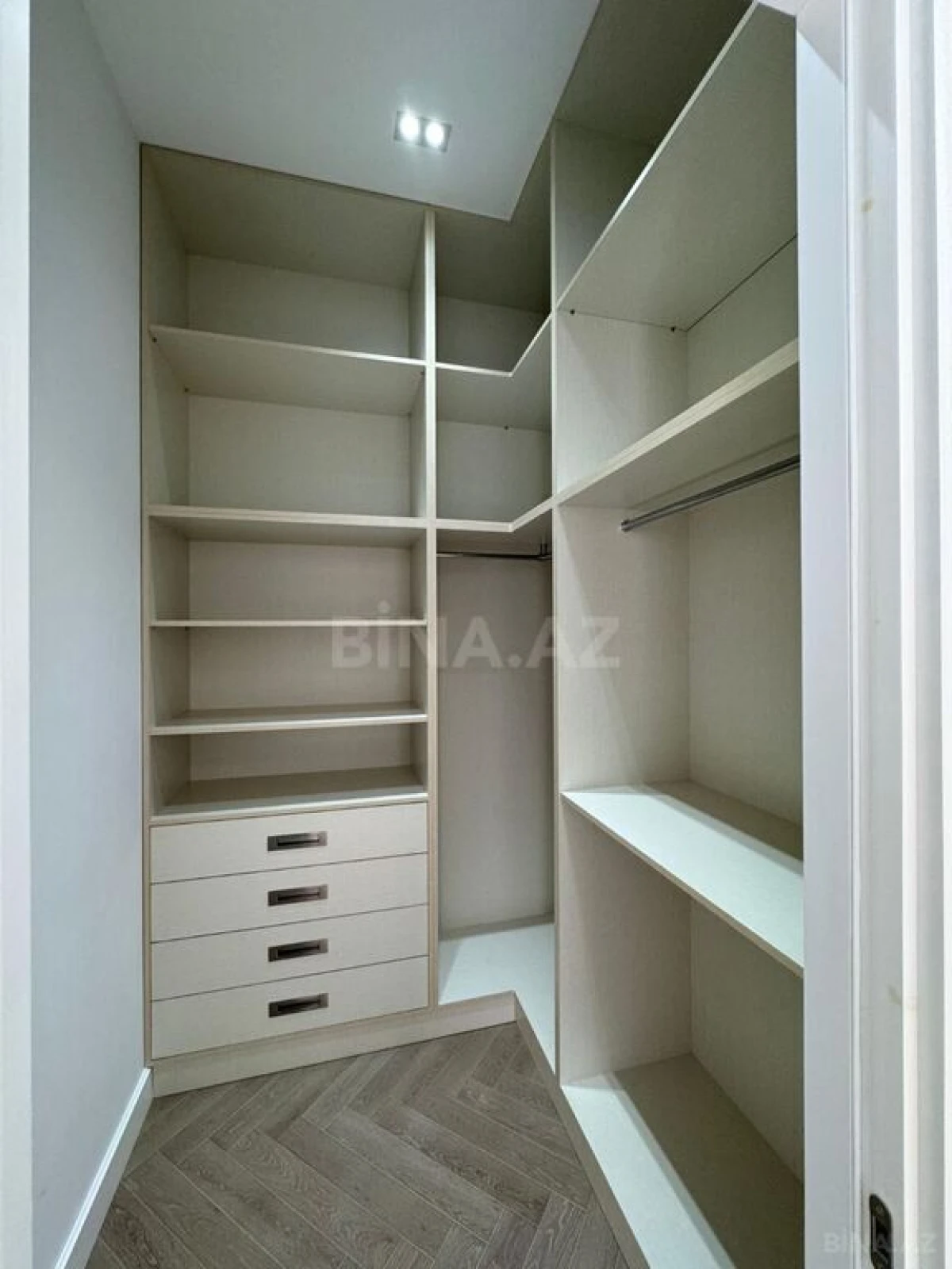 Satılır 4 otaqlı mənzil 205 m²
