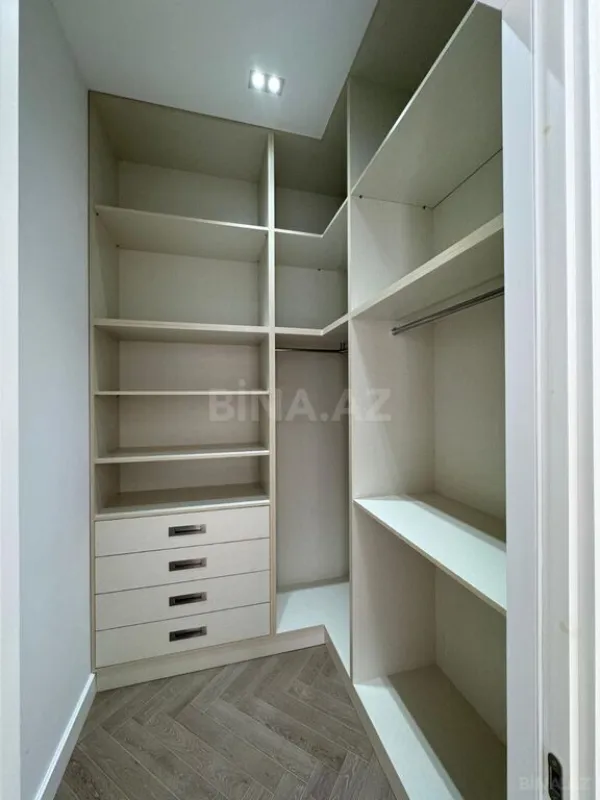Satılır 4 otaqlı mənzil 205 m²