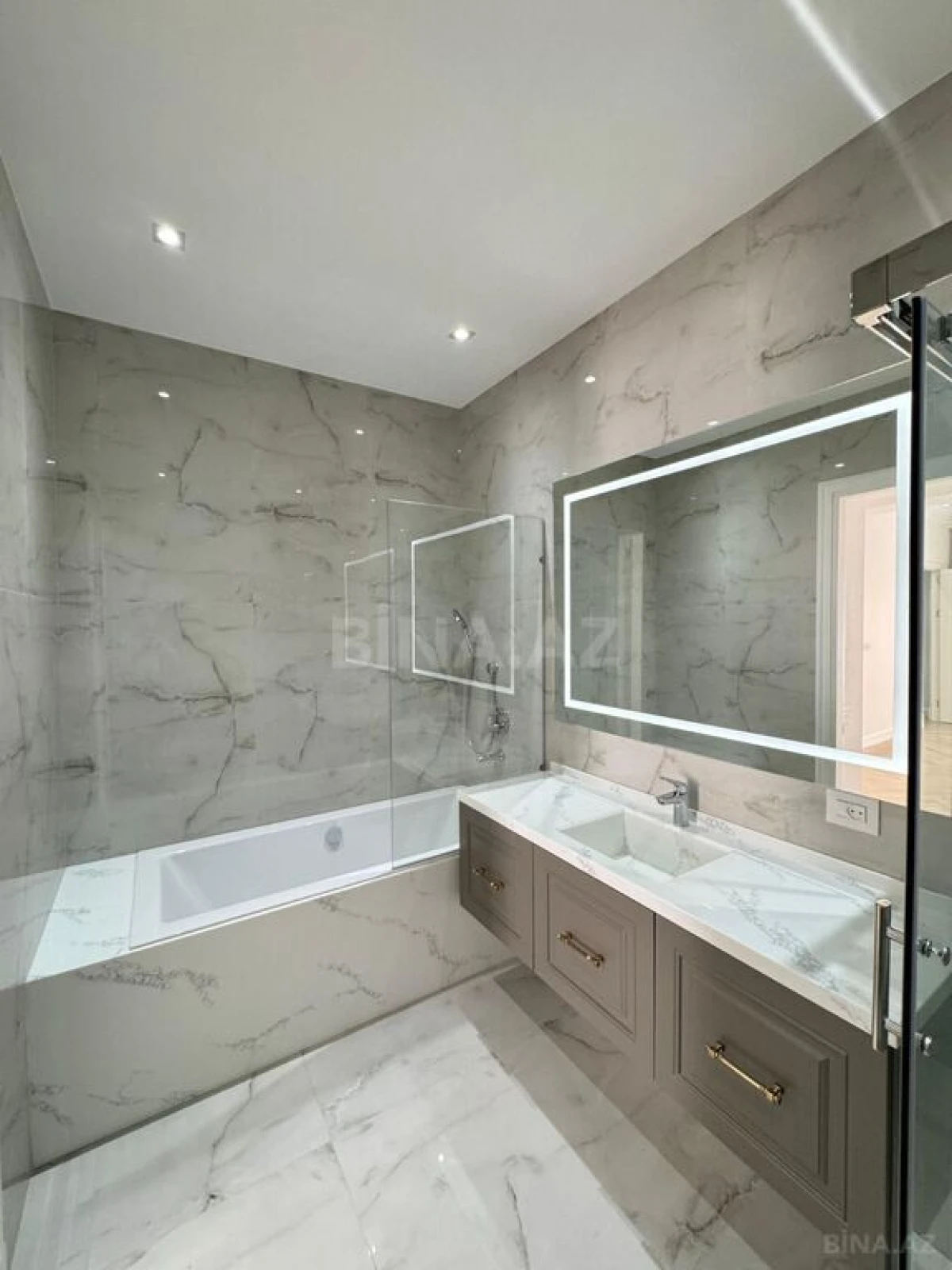 Satılır 4 otaqlı mənzil 205 m²