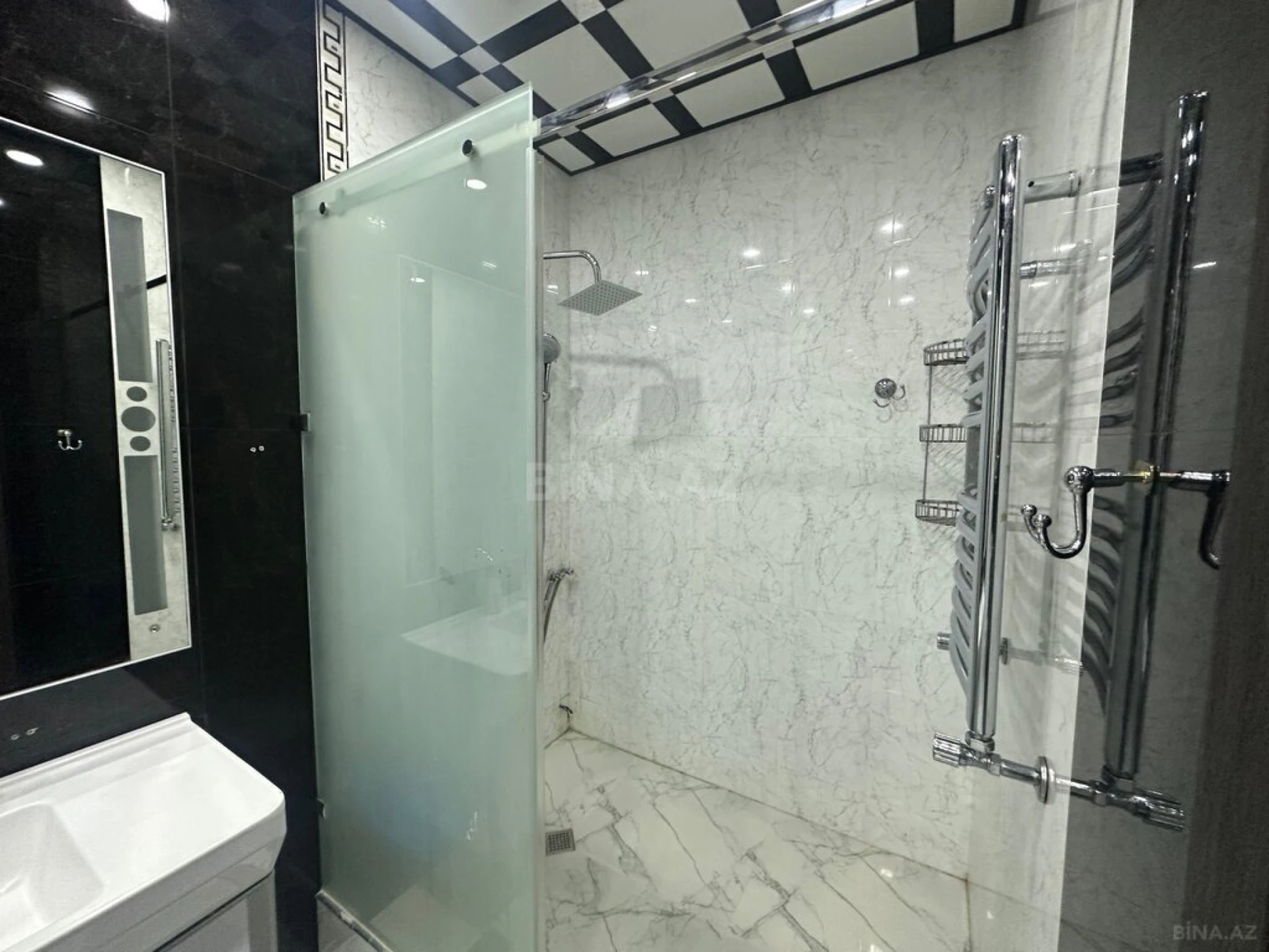 Kirayə verilir 6 otaqlı mənzil 248 m²