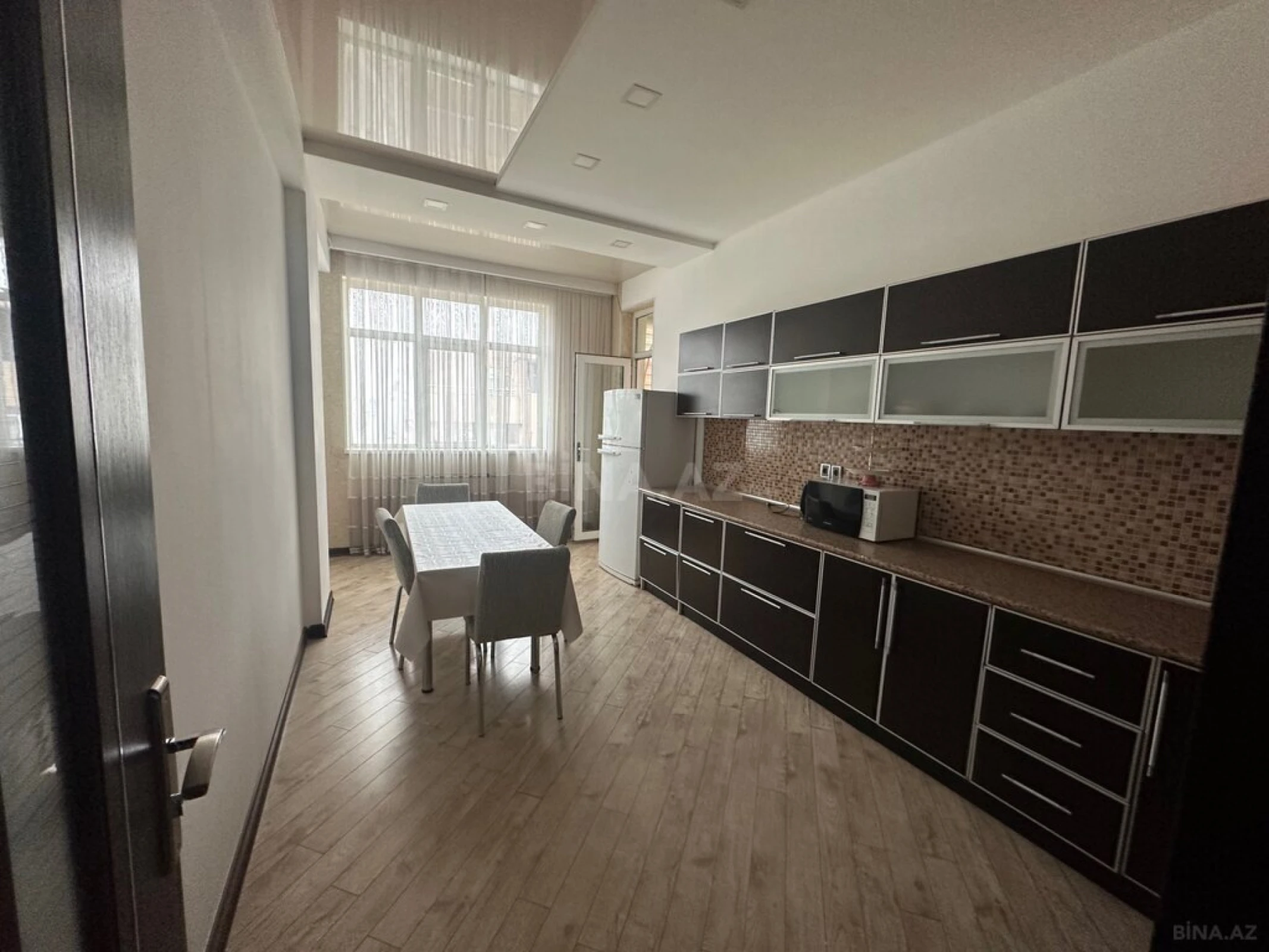 Kirayə verilir 6 otaqlı mənzil 248 m²