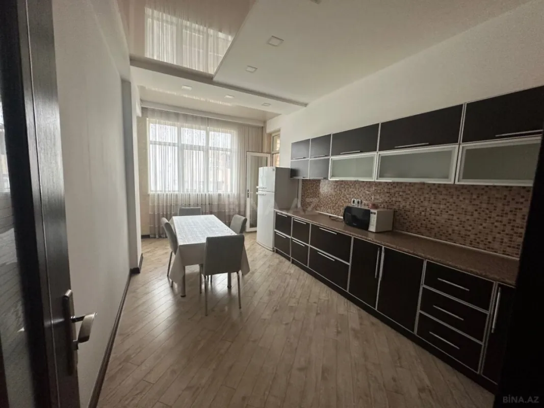 Kirayə verilir 6 otaqlı mənzil 248 m²