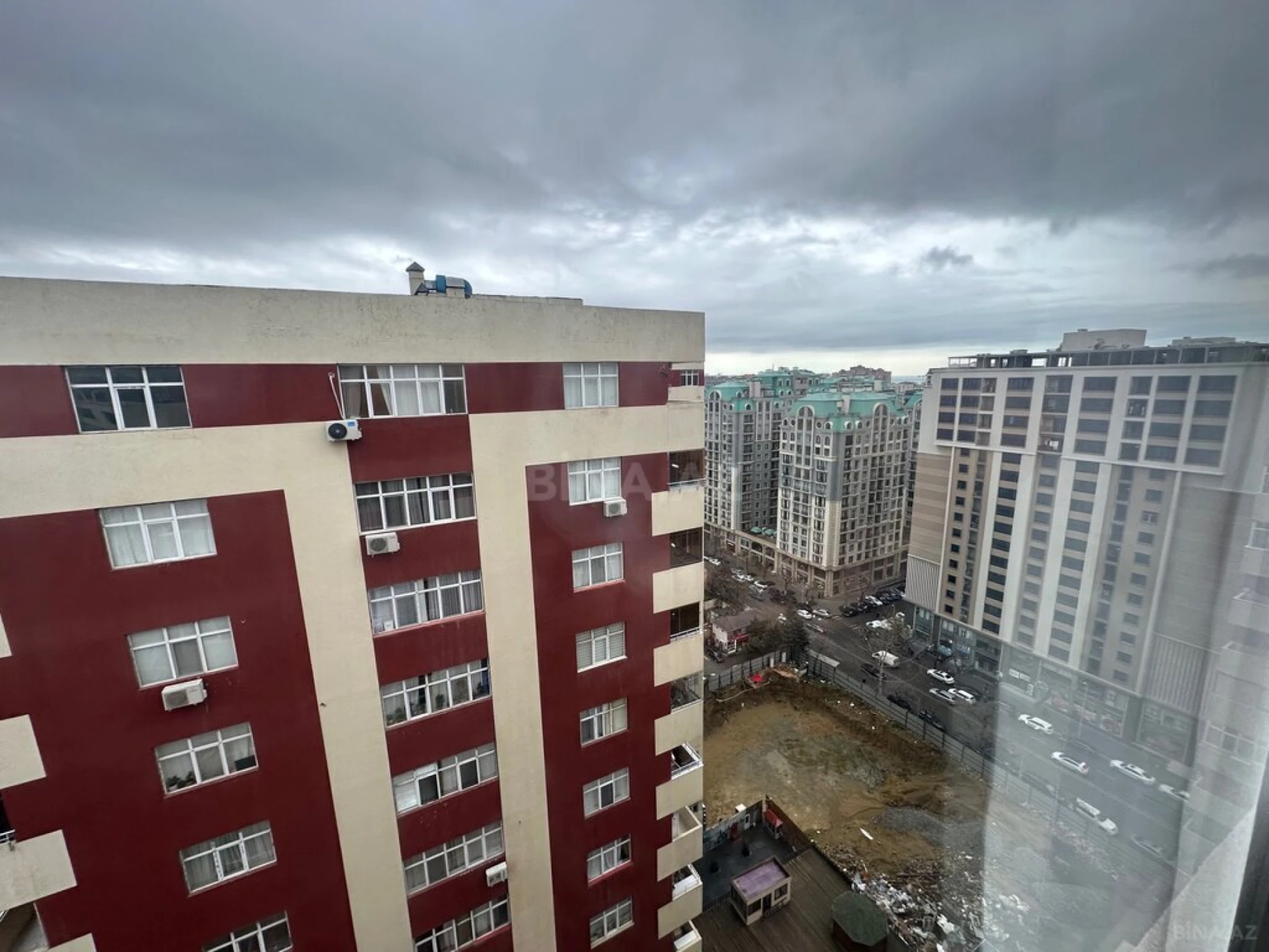 Kirayə verilir 6 otaqlı mənzil 248 m²