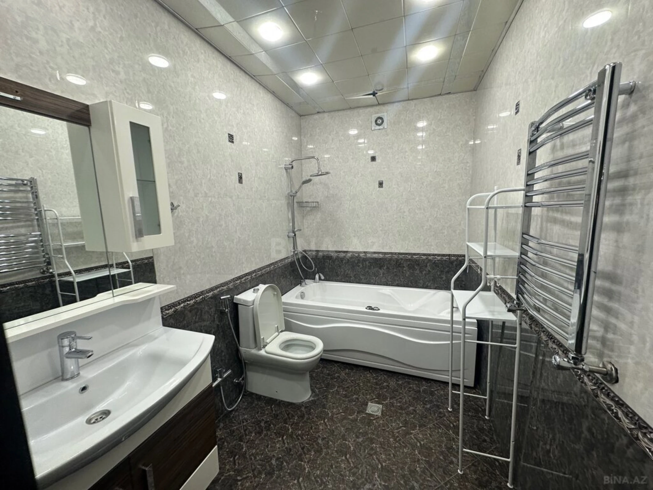 Kirayə verilir 6 otaqlı mənzil 248 m²