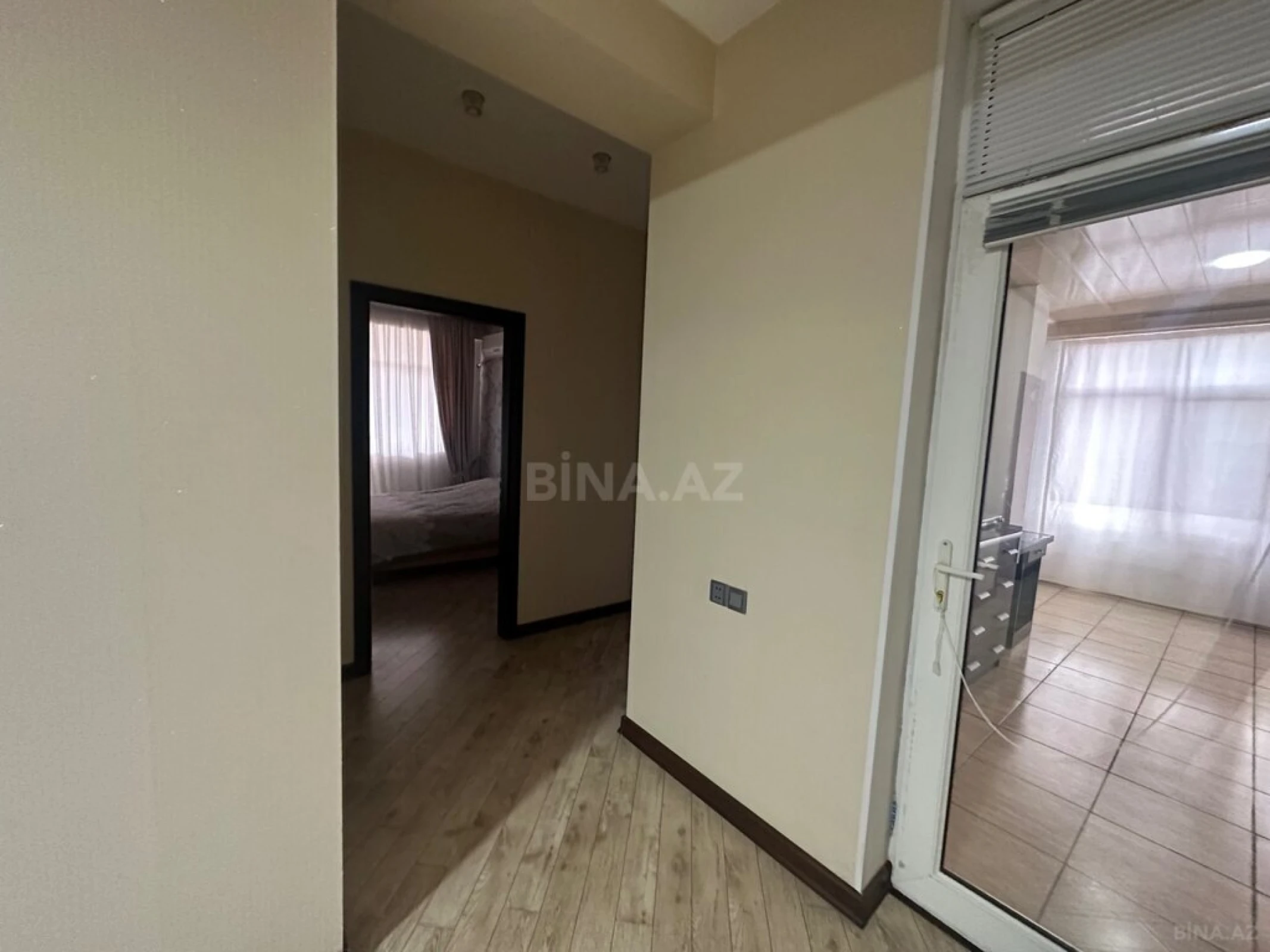 Kirayə verilir 6 otaqlı mənzil 248 m²