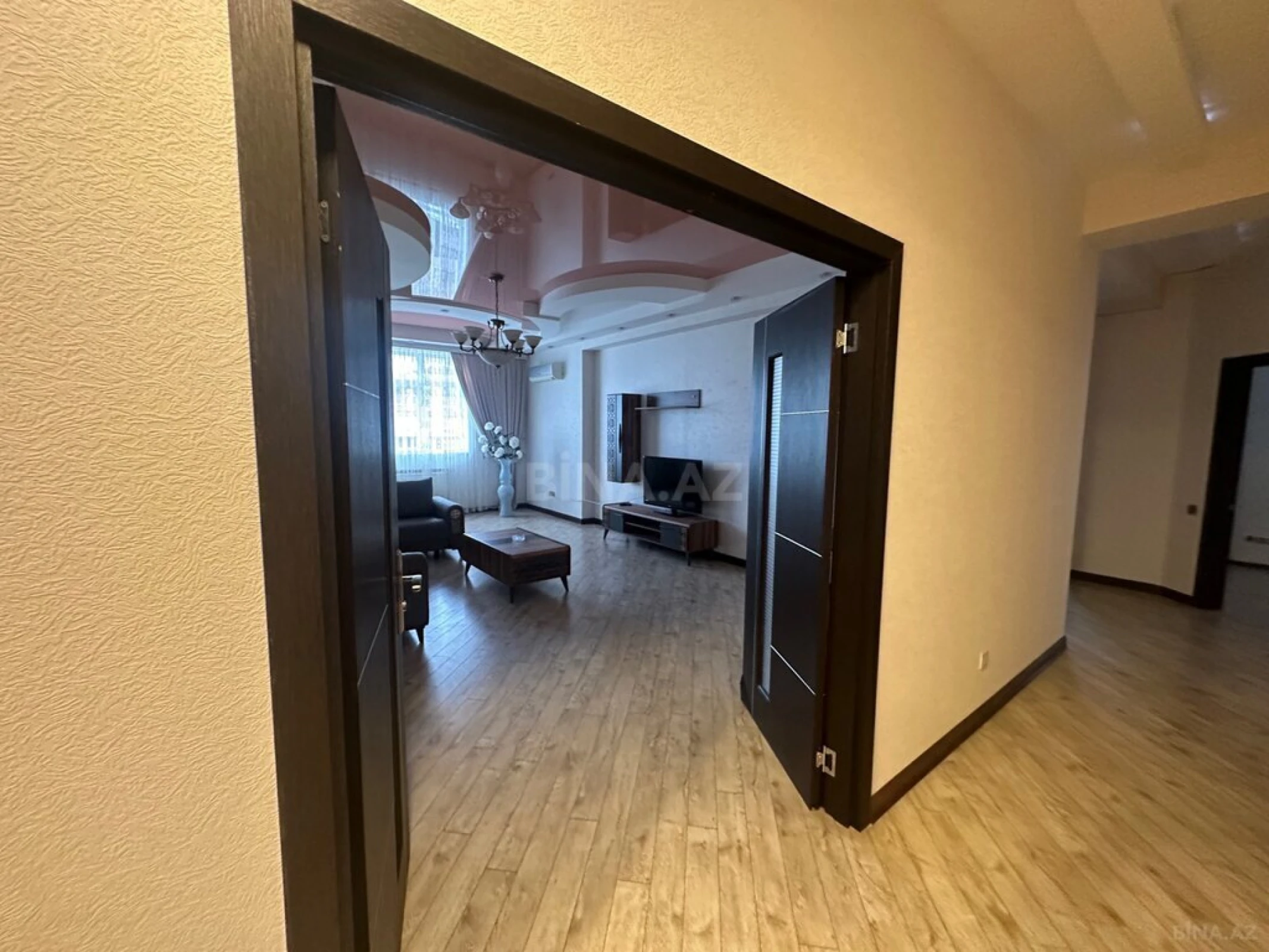 Kirayə verilir 6 otaqlı mənzil 248 m²