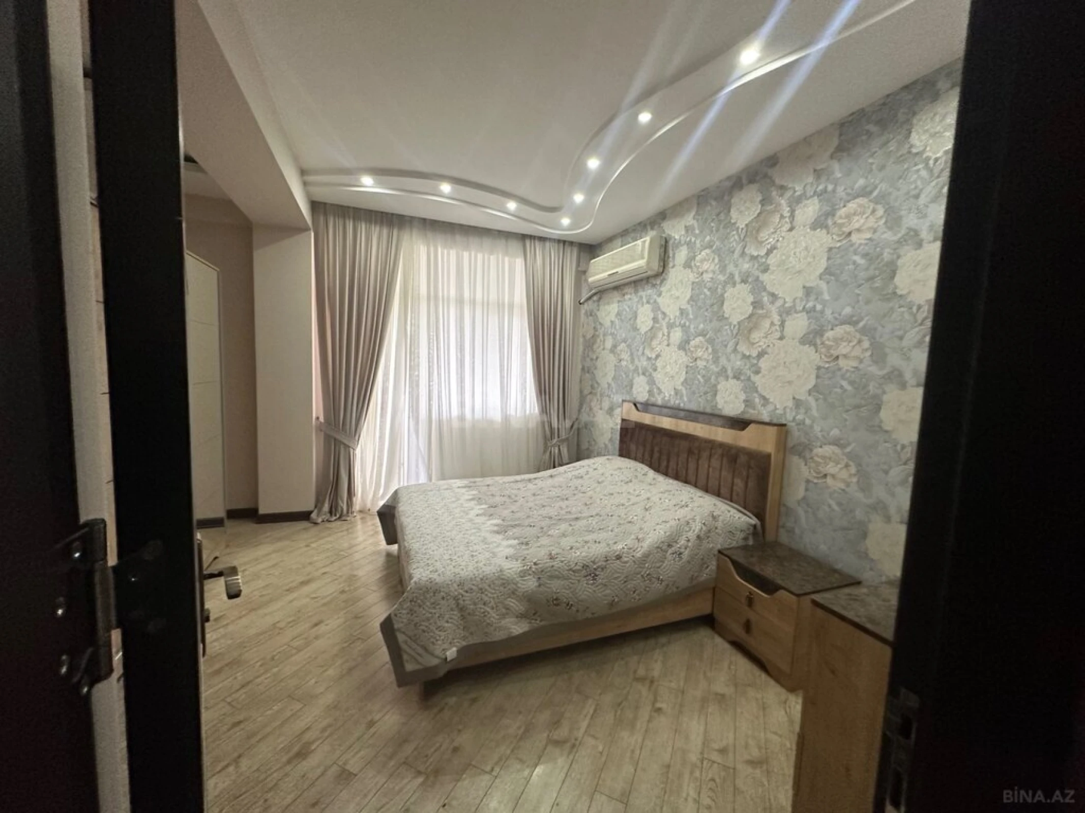 Kirayə verilir 6 otaqlı mənzil 248 m²