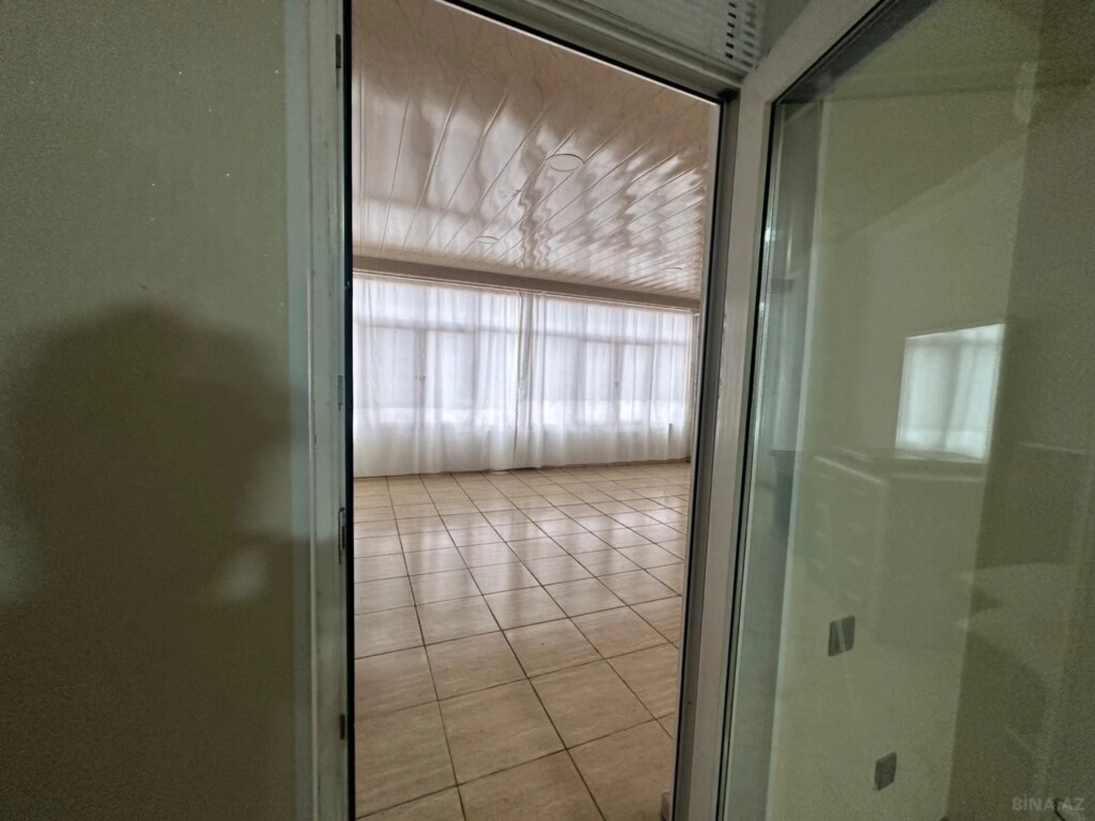 Kirayə verilir 6 otaqlı mənzil 248 m²