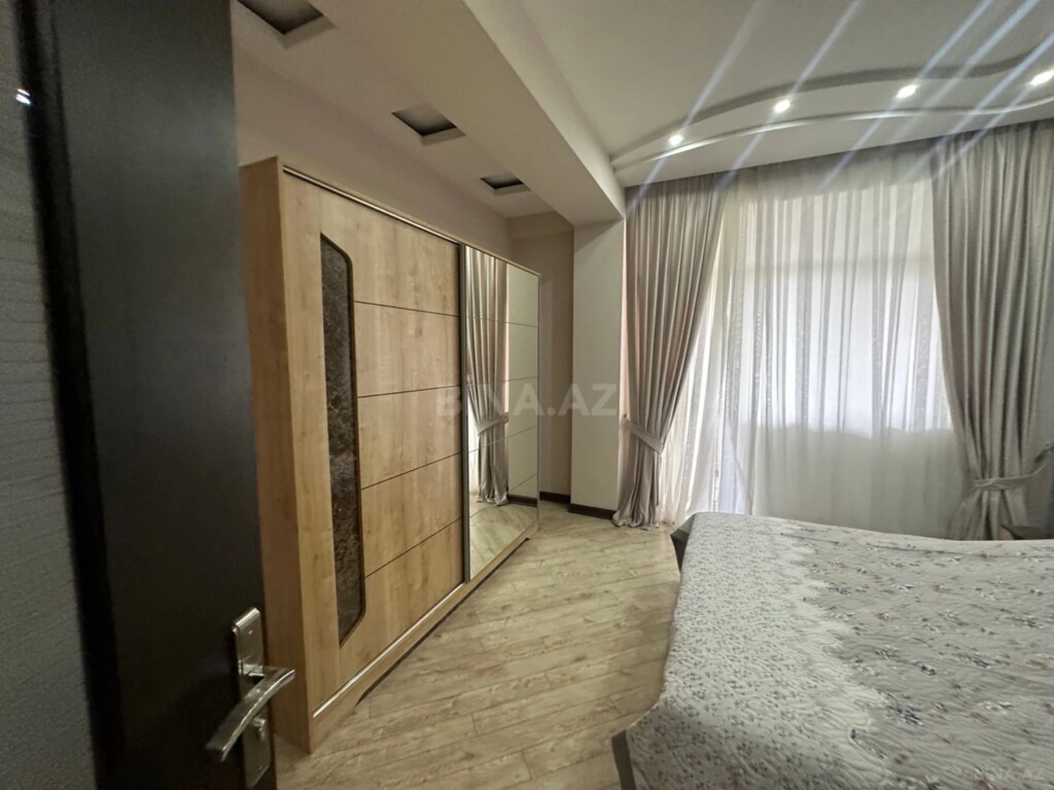 Kirayə verilir 6 otaqlı mənzil 248 m²