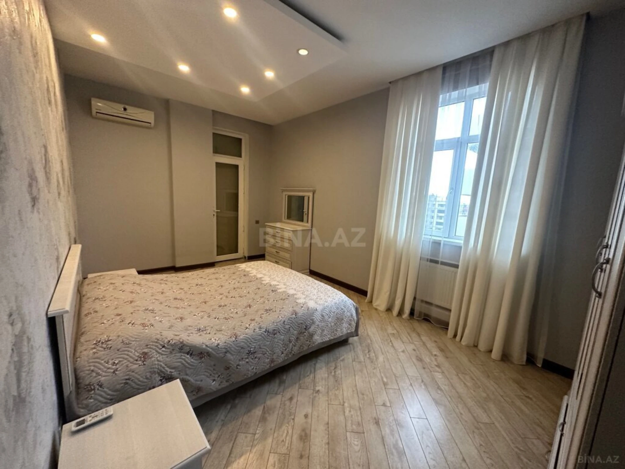 Kirayə verilir 6 otaqlı mənzil 248 m²