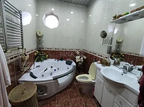 Kirayə verilir 8 otaqlı həyət evi 360 m²