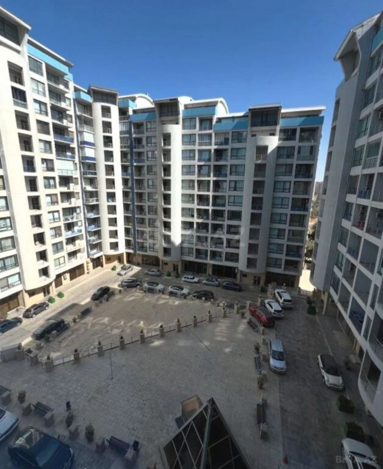 Satılır 4 otaqlı mənzil 200 m²
