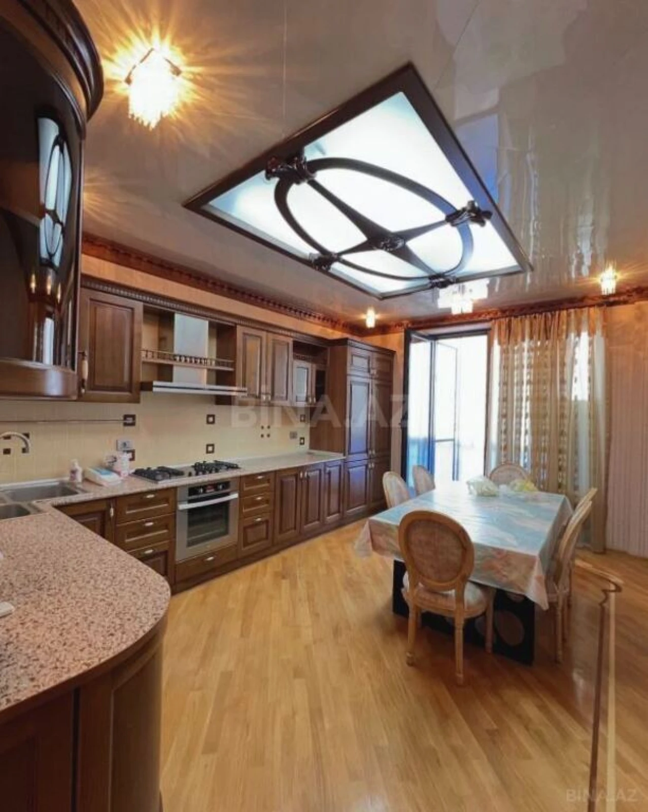 Satılır 4 otaqlı mənzil 200 m²