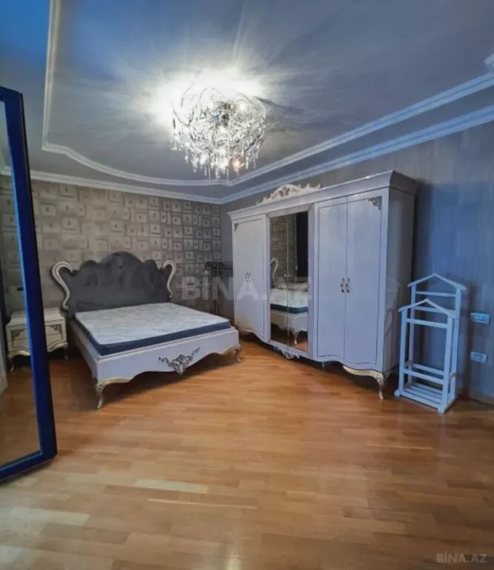 Satılır 4 otaqlı mənzil 200 m²