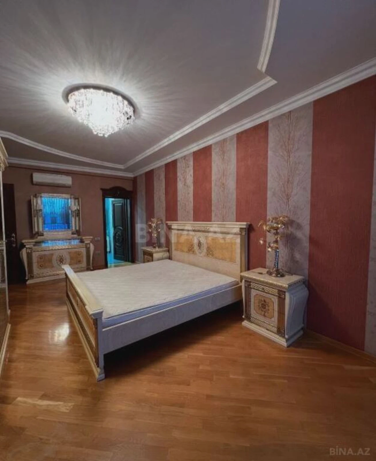 Satılır 4 otaqlı mənzil 200 m²