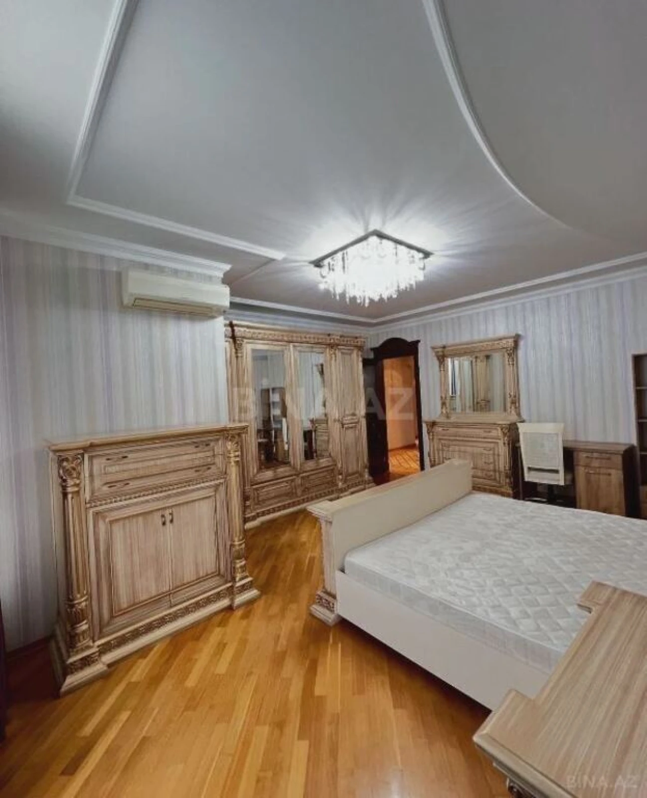 Satılır 4 otaqlı mənzil 200 m²