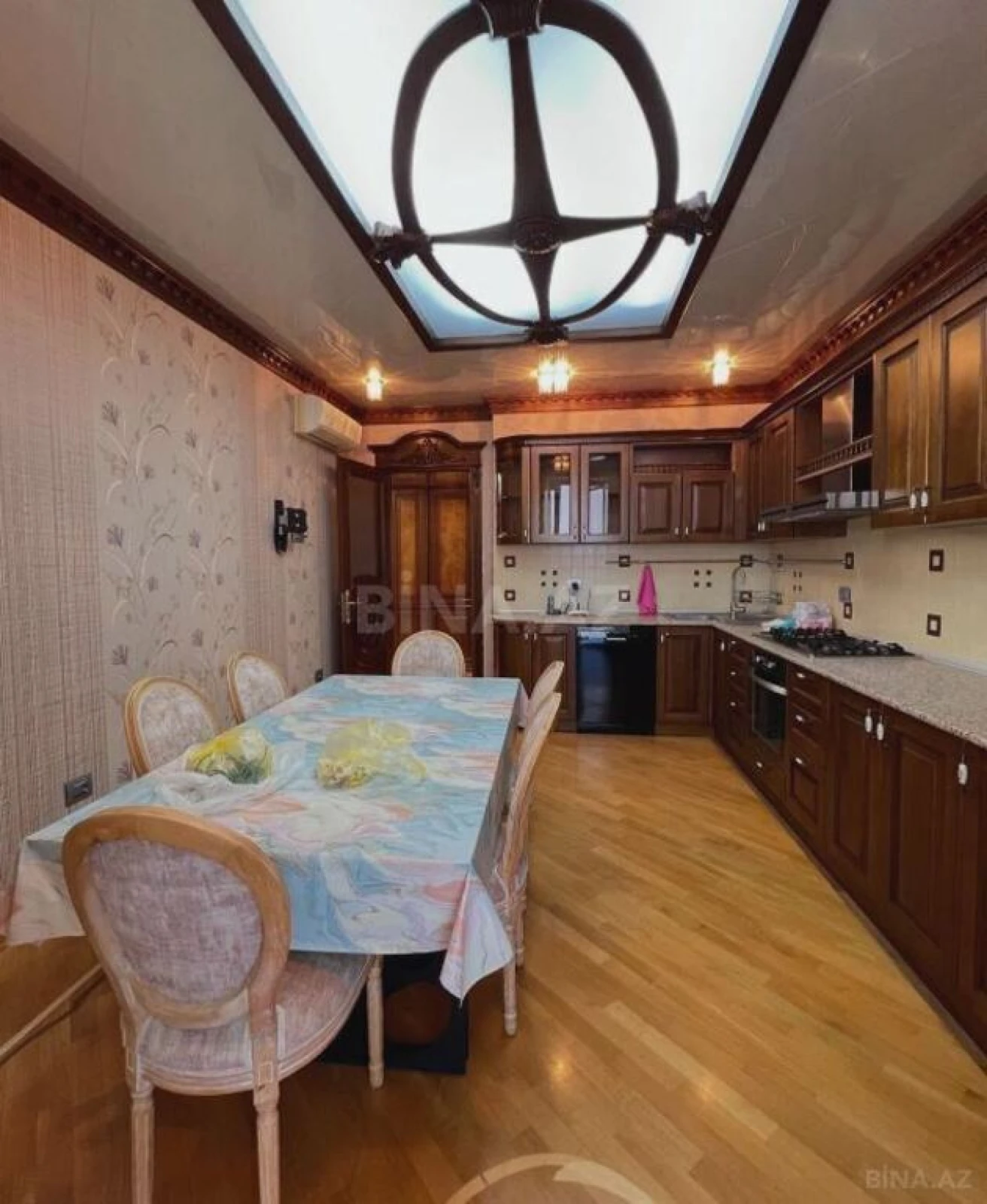 Satılır 4 otaqlı mənzil 200 m²