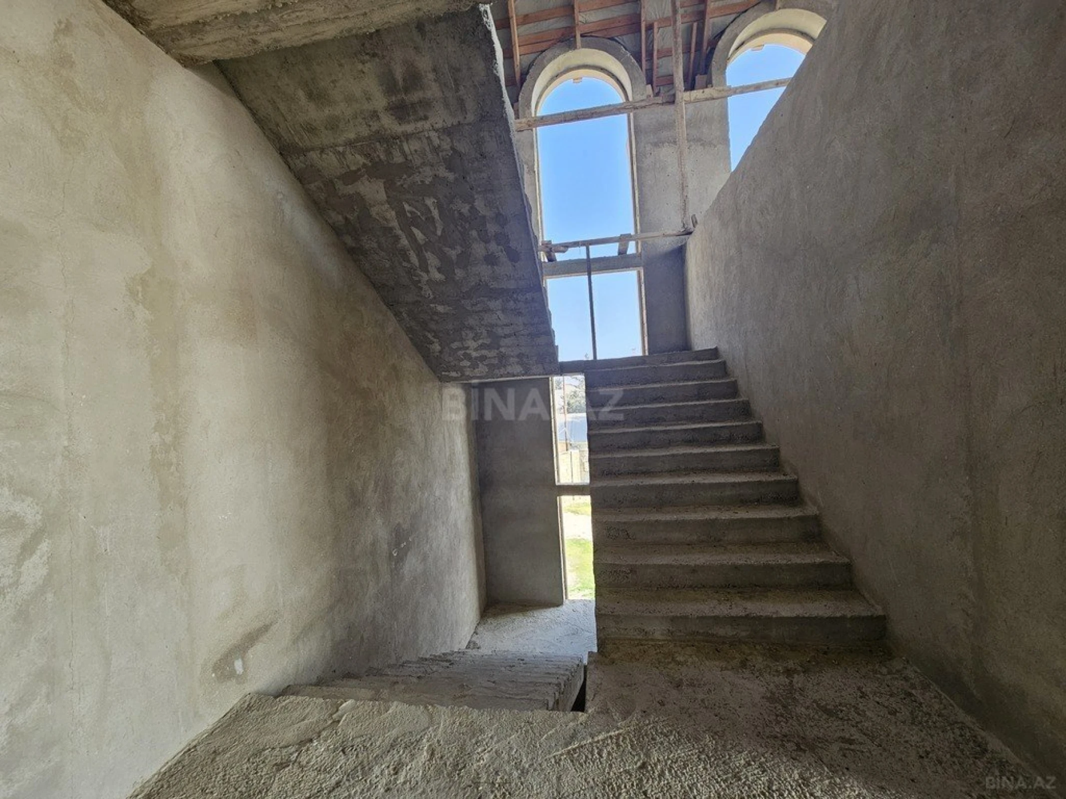 Satılır 12 otaqlı həyət evi 500 m²