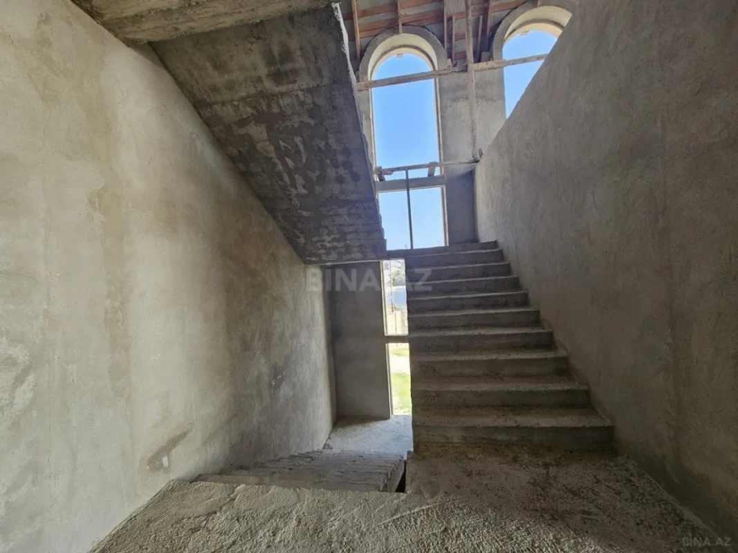 Satılır 12 otaqlı həyət evi 500 m²