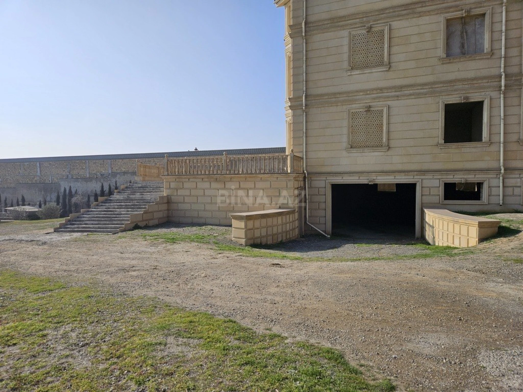 Satılır 12 otaqlı həyət evi 500 m²