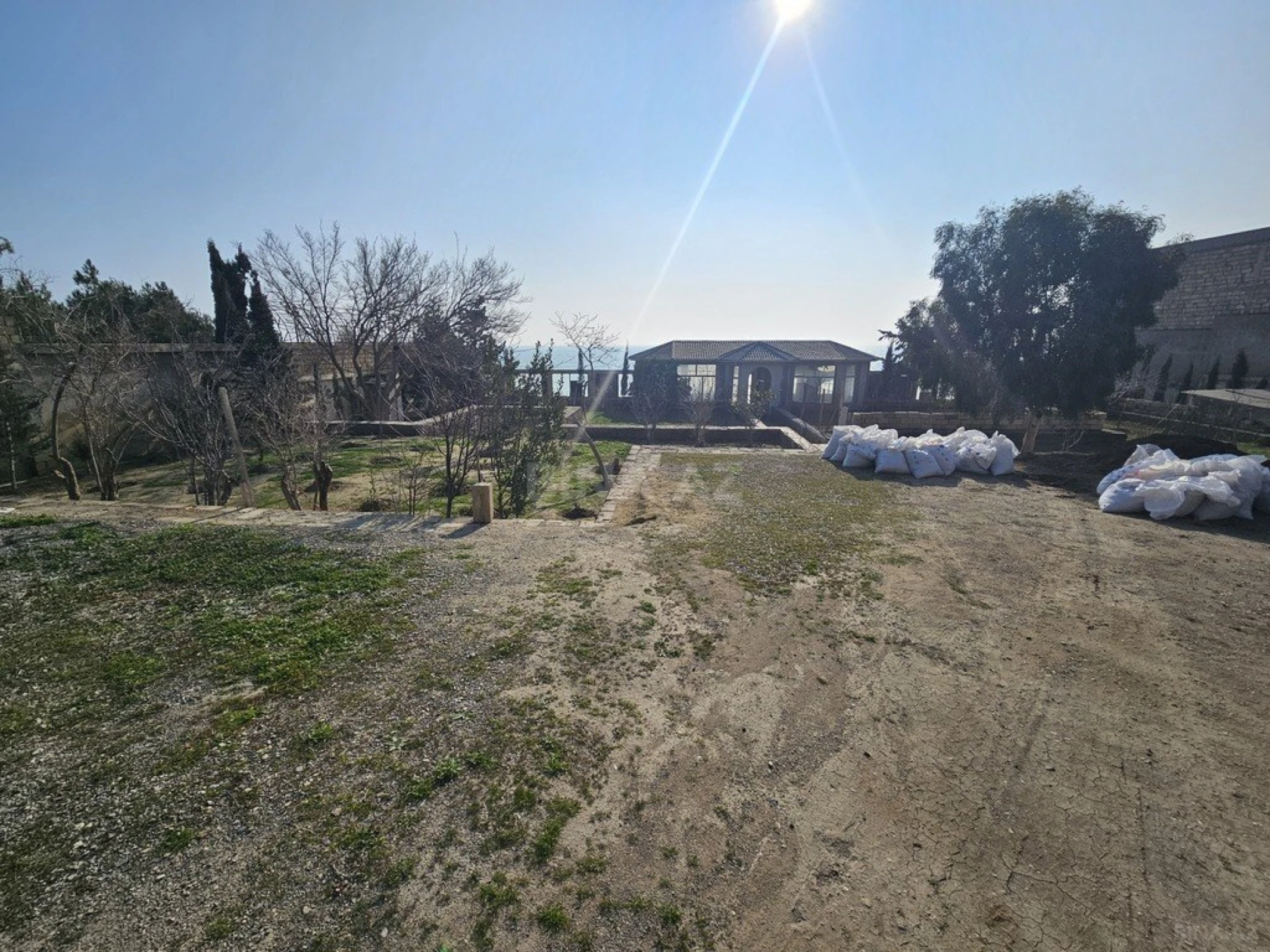 Satılır 12 otaqlı həyət evi 500 m²