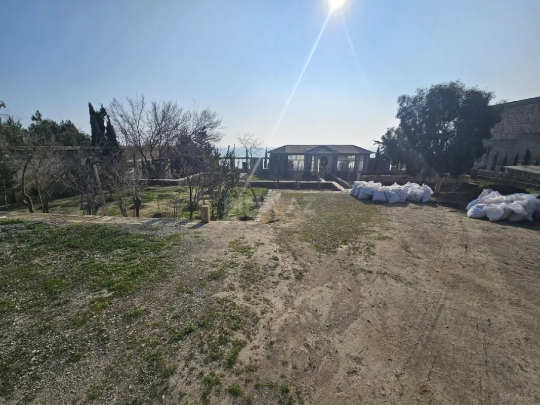 Satılır 12 otaqlı həyət evi 500 m²