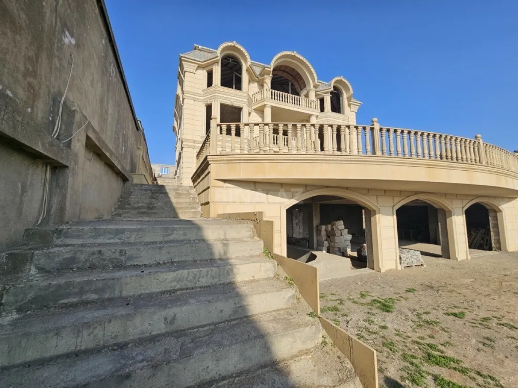 Satılır 12 otaqlı həyət evi 500 m²