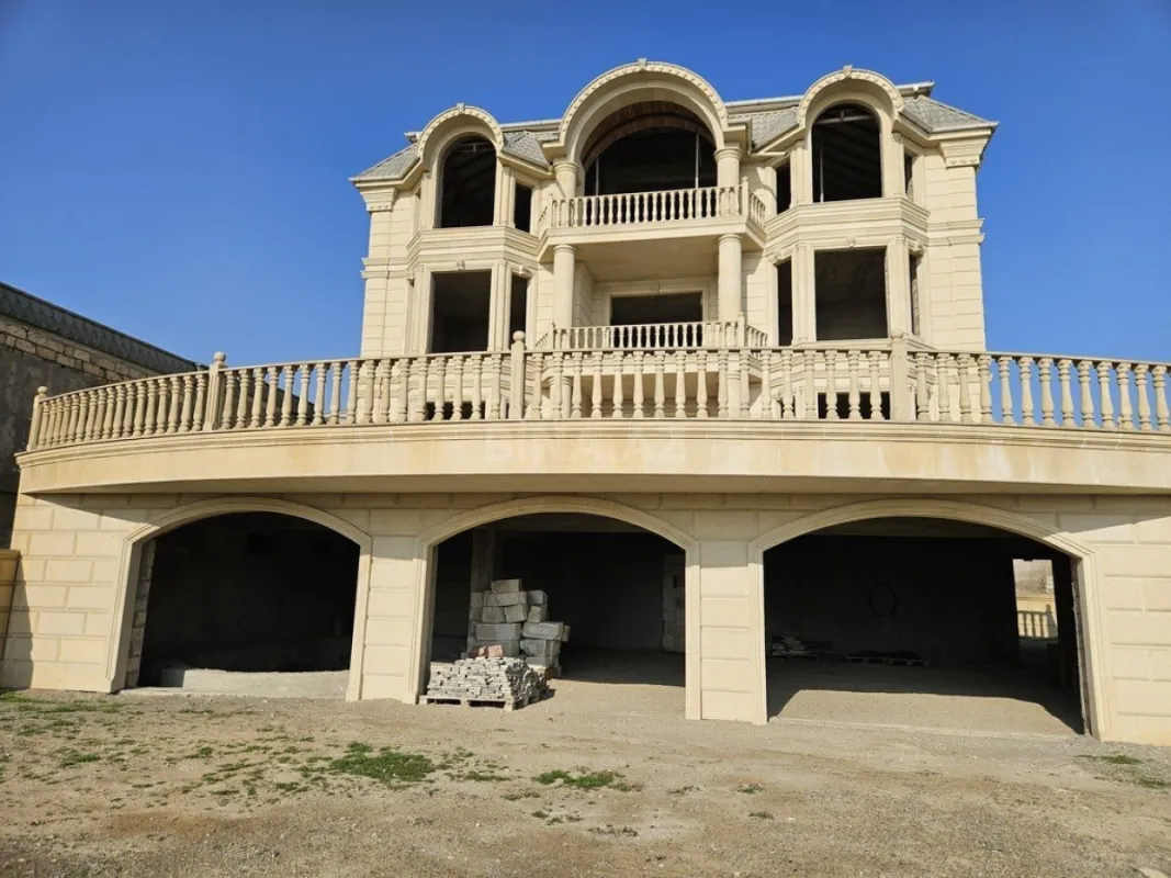 Satılır 12 otaqlı həyət evi 500 m²