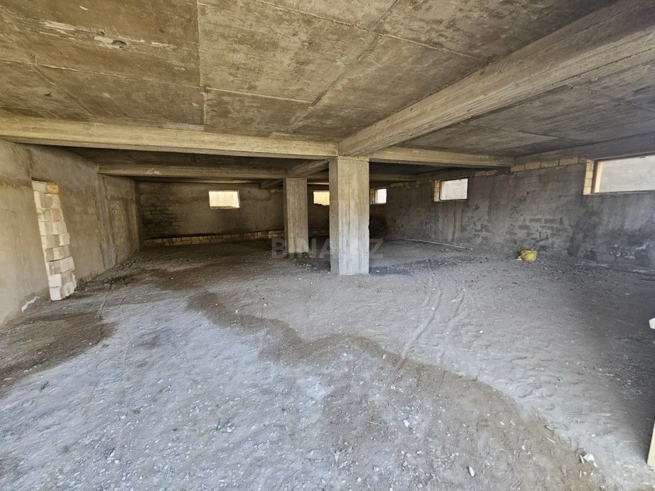 Satılır 12 otaqlı həyət evi 500 m²