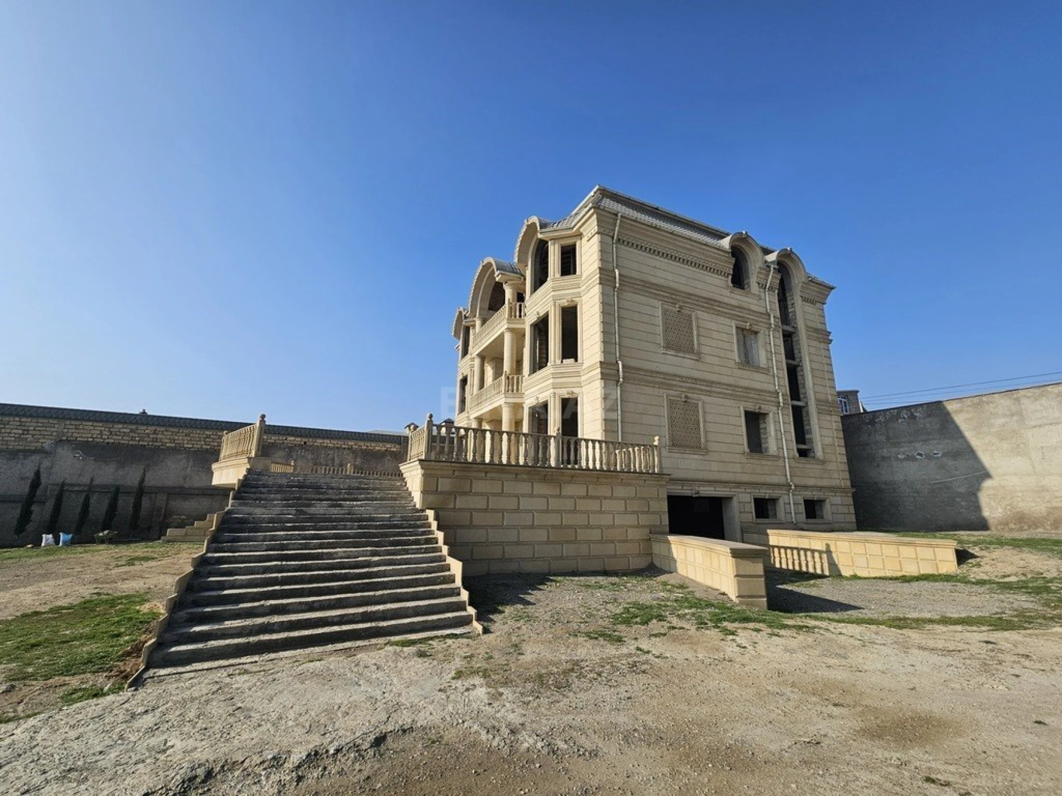 Satılır 12 otaqlı həyət evi 500 m²