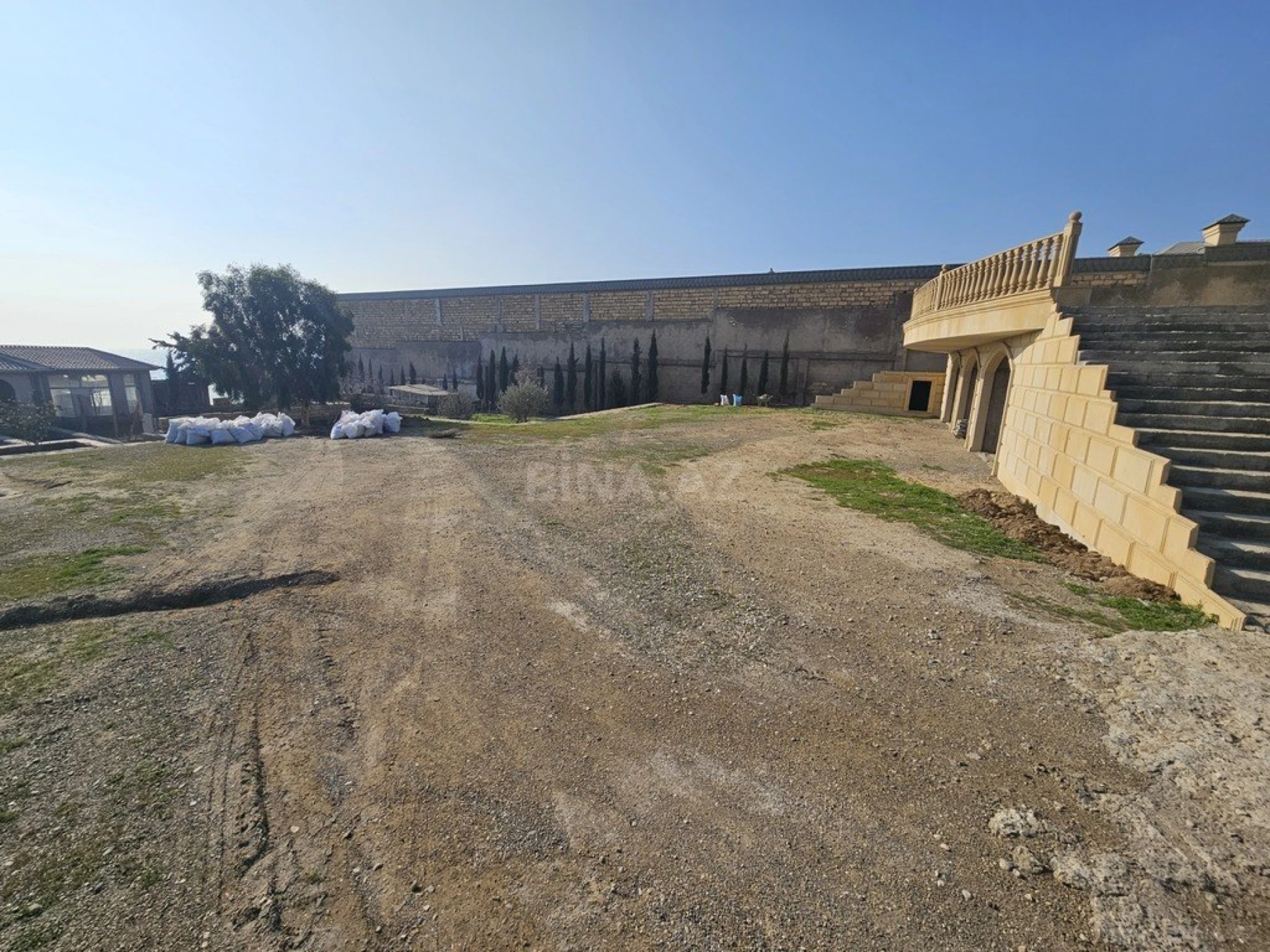 Satılır 12 otaqlı həyət evi 500 m²