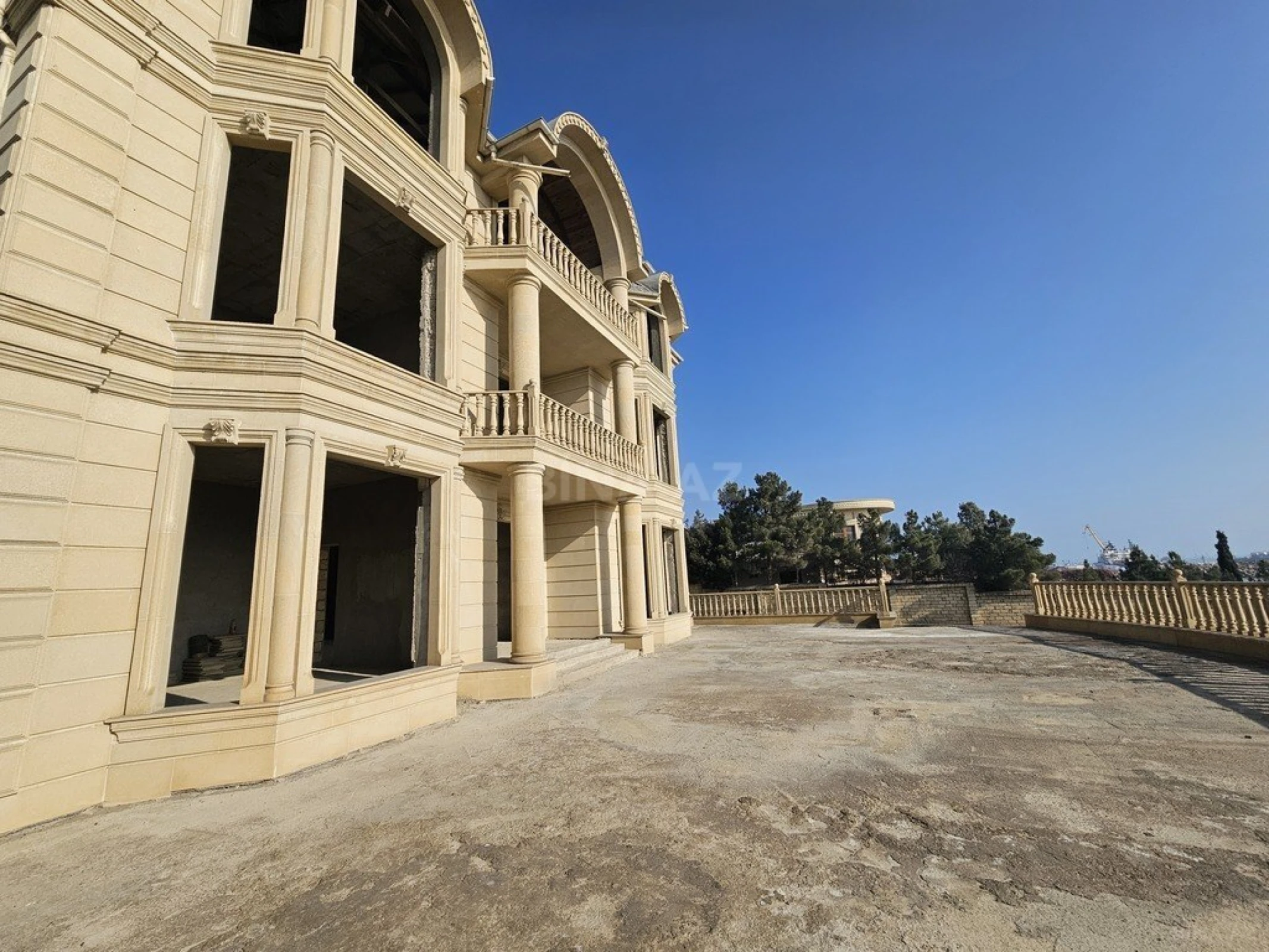 Satılır 12 otaqlı həyət evi 500 m²