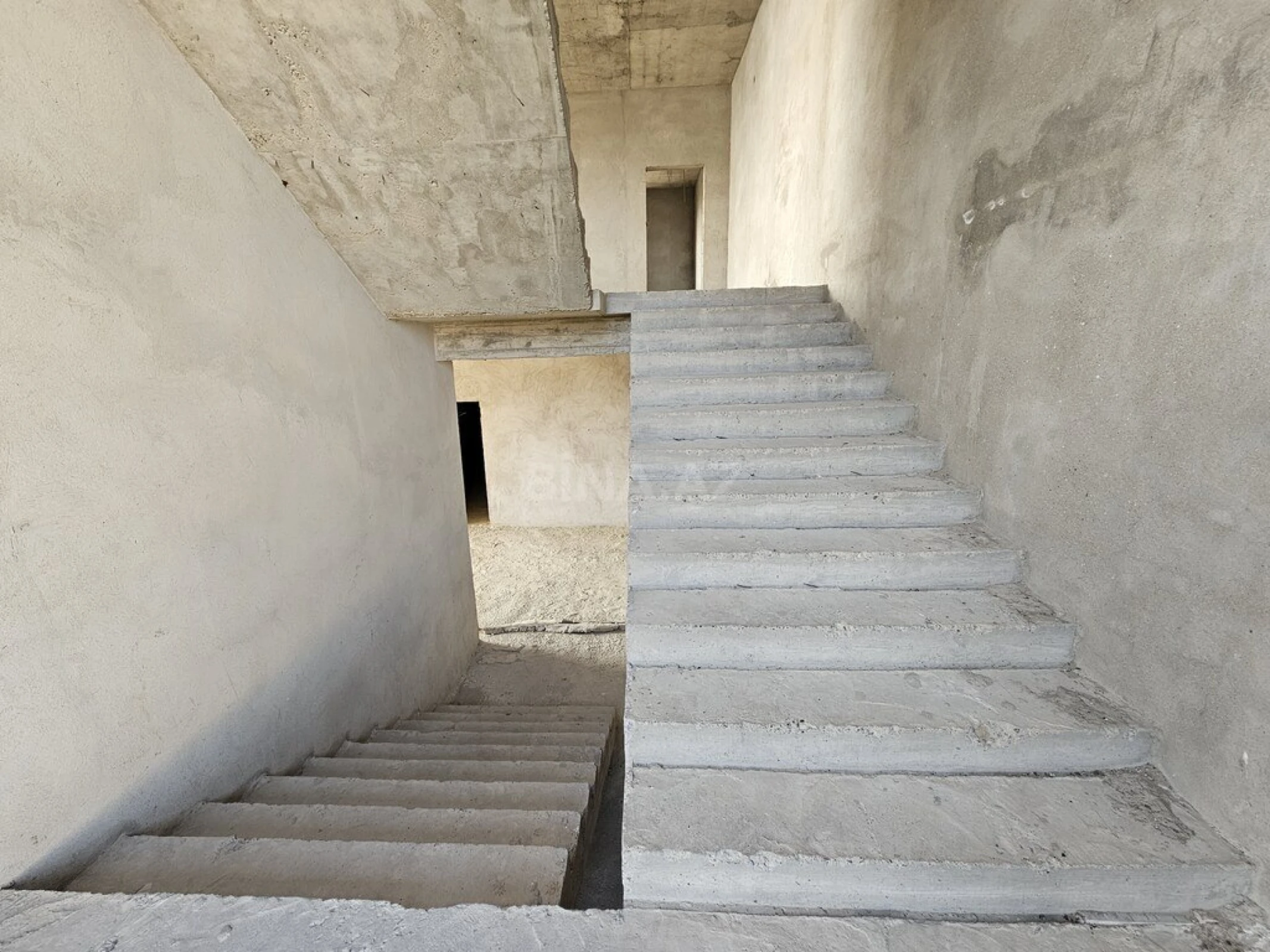 Satılır 12 otaqlı həyət evi 500 m²