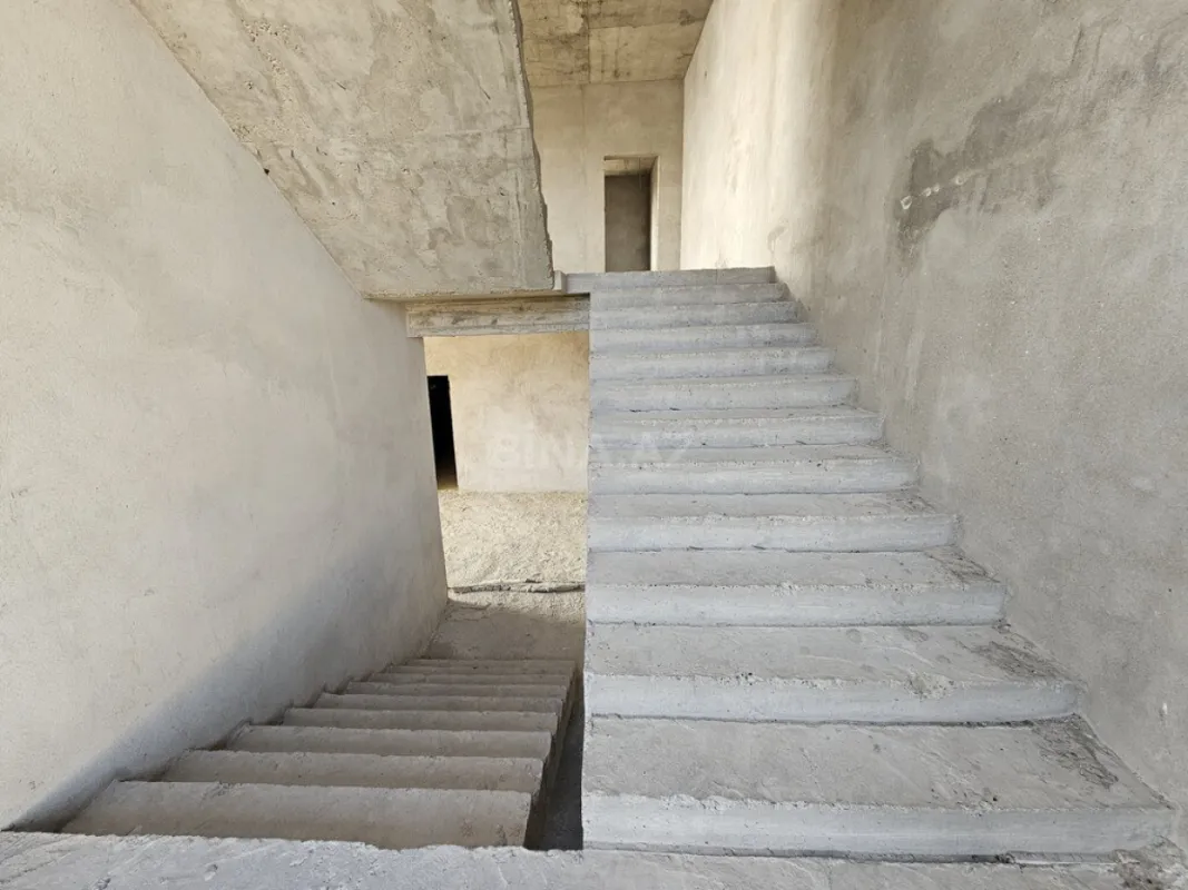 Satılır 12 otaqlı həyət evi 500 m²