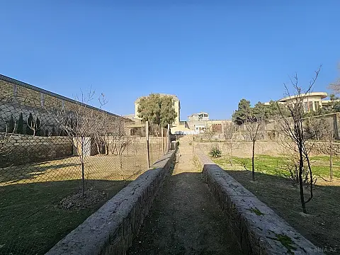 Satılır 12 otaqlı həyət evi 500 m²