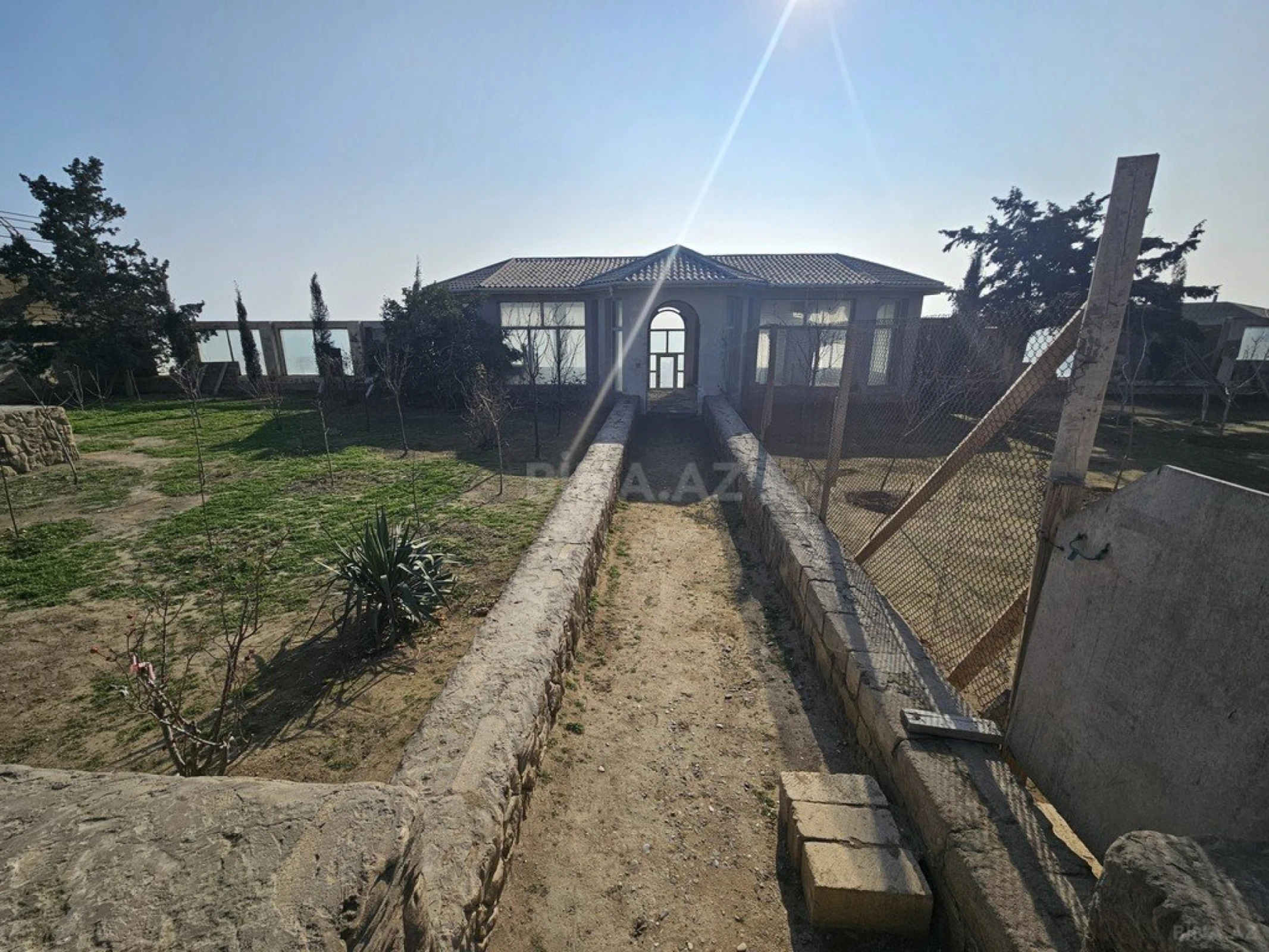 Satılır 12 otaqlı həyət evi 500 m²