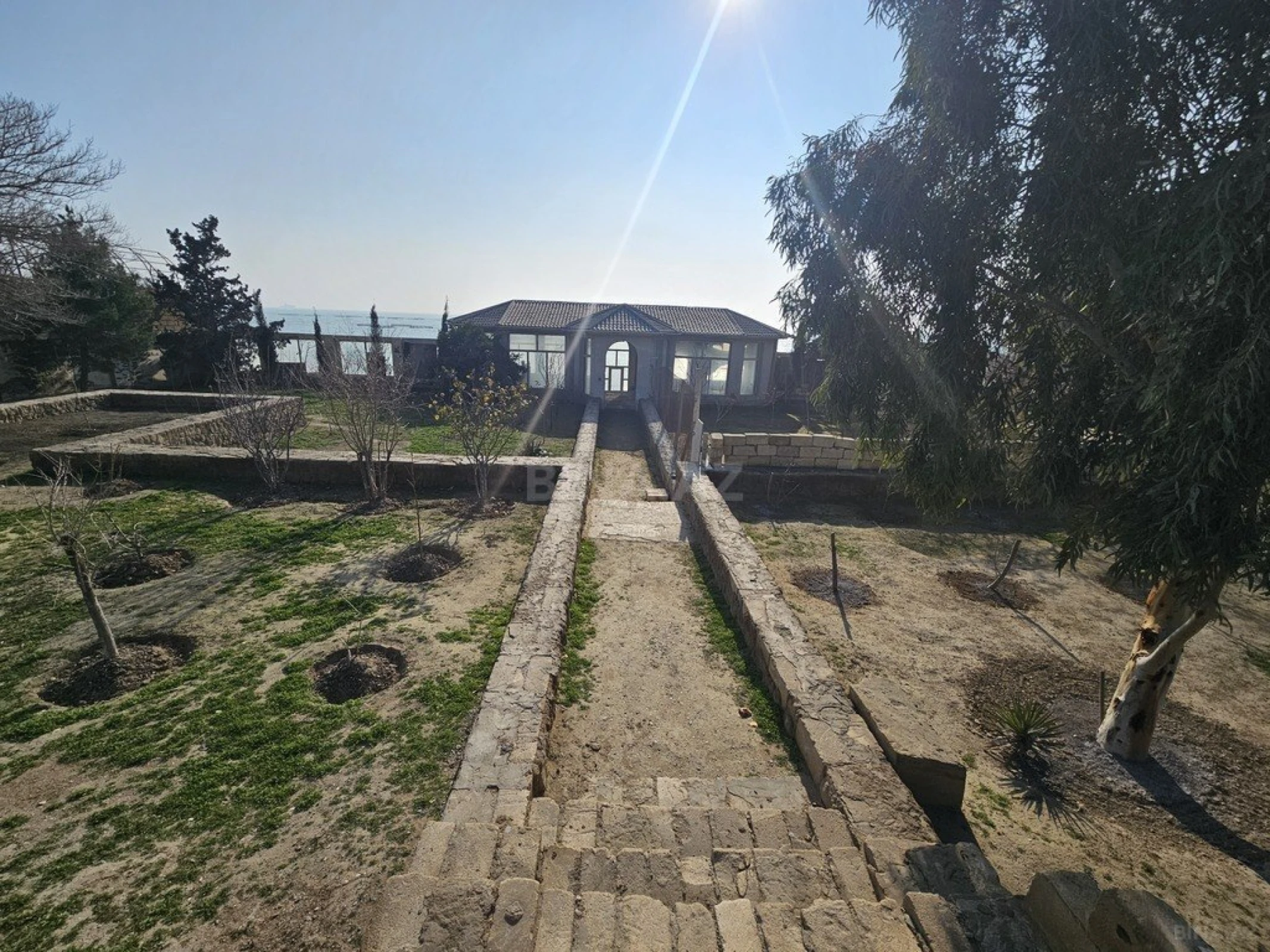 Satılır 12 otaqlı həyət evi 500 m²