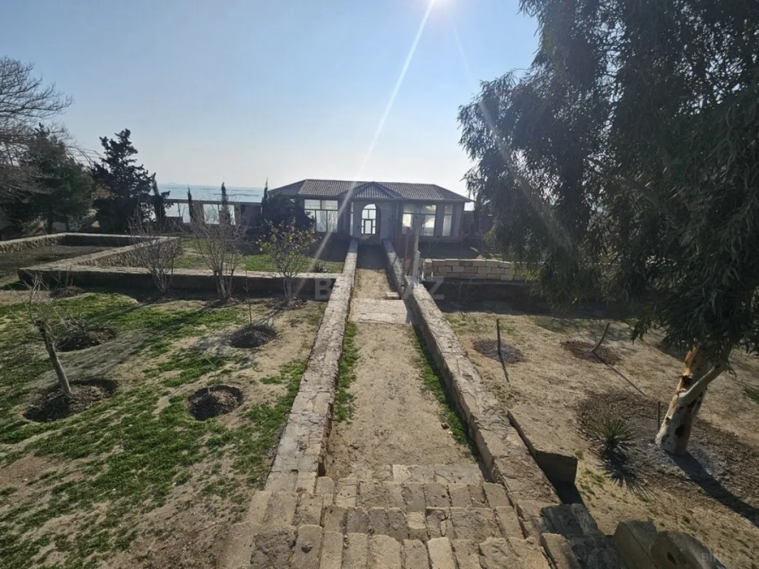 Satılır 12 otaqlı həyət evi 500 m²